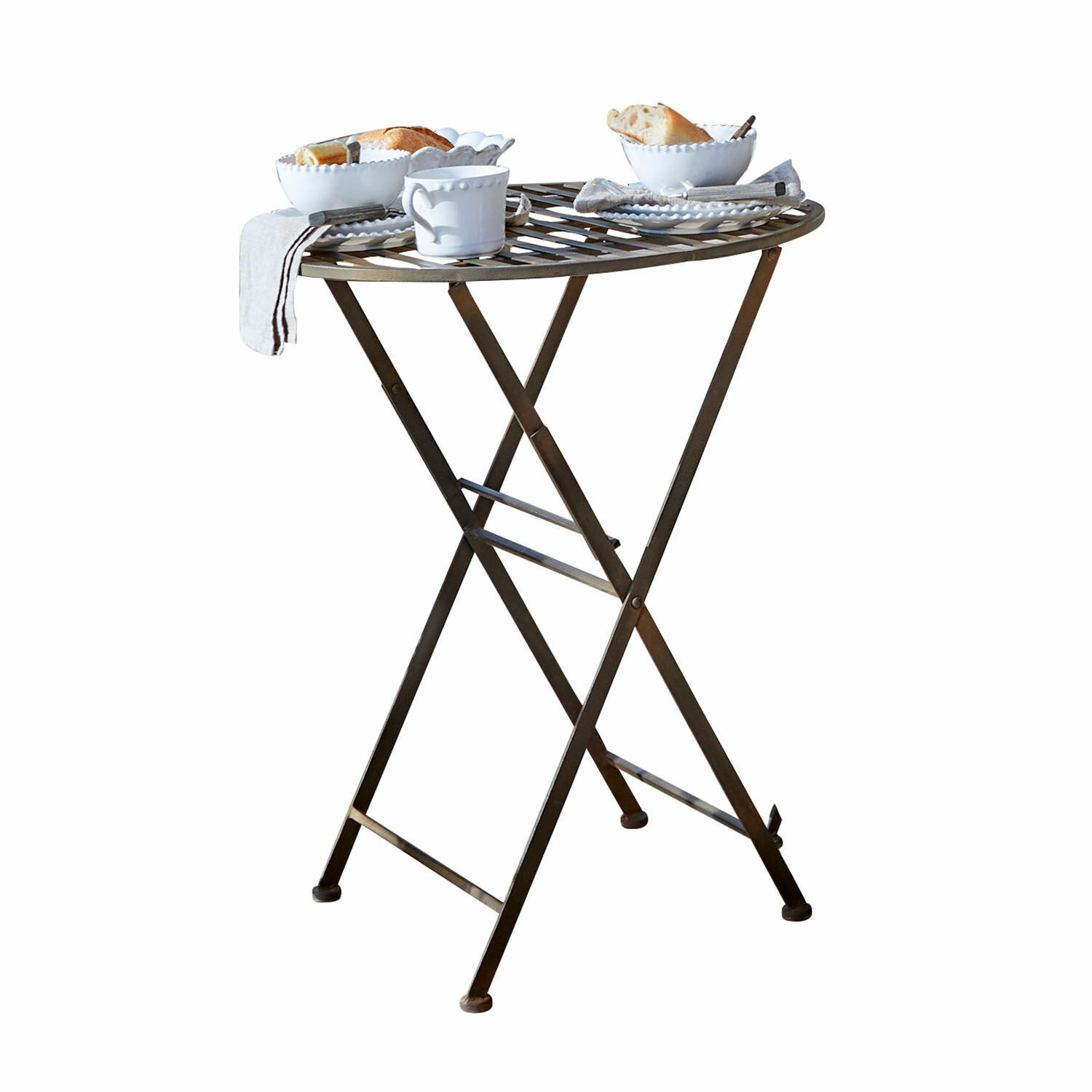 Tisch Brignoles Brauner klappbarer Metall-Gartentisch mit weißem Geschirr und Brot darauf