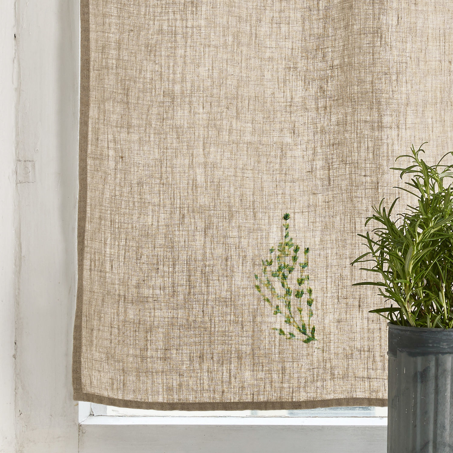 Beiger Leinenvorhang mit grünem Pflanzenstickerei, natürlicher Stoff für Fensterdekoration