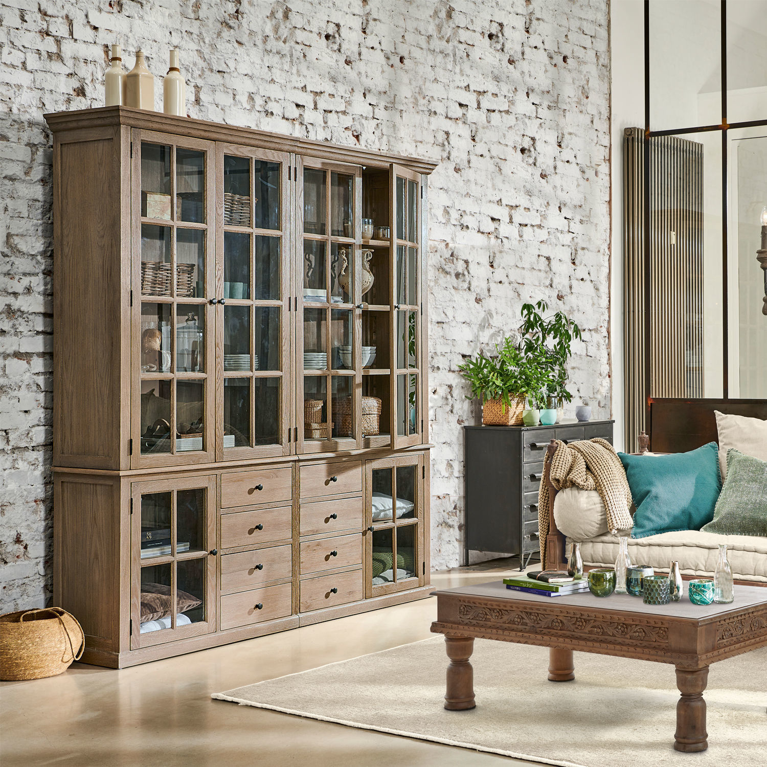 Großer Vitrinenschrank aus hellem Holz mit Glastüren und Schubladen für stilvolles Wohnzimmer