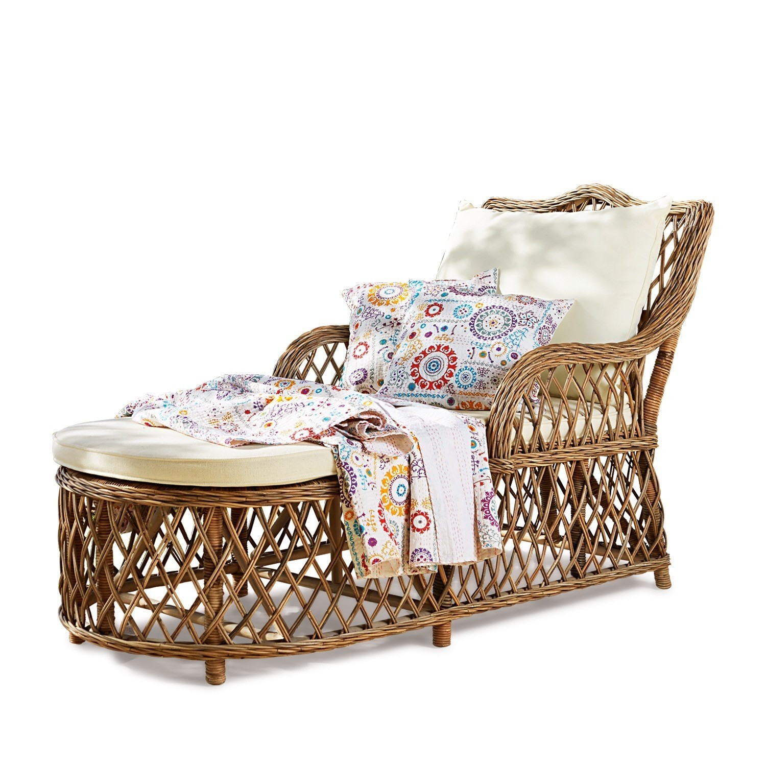 Rattan-Liegesessel mit cremefarbenem Kissen und buntem Überwurf, gemütliches Wohnzimmermöbel