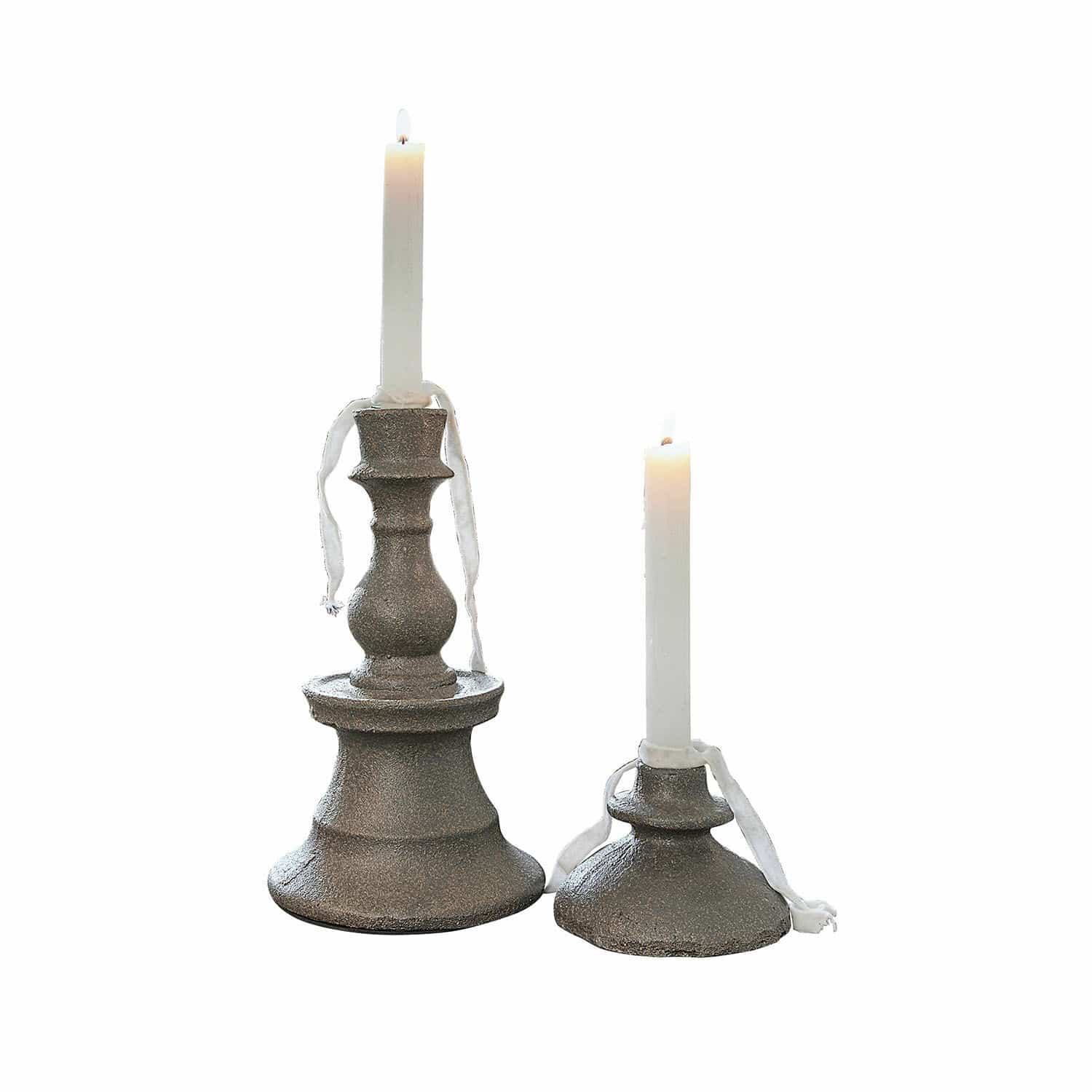 Set aus zwei grauen Metall-Kerzenhaltern mit weißen Kerzen und dekorativen Bändern