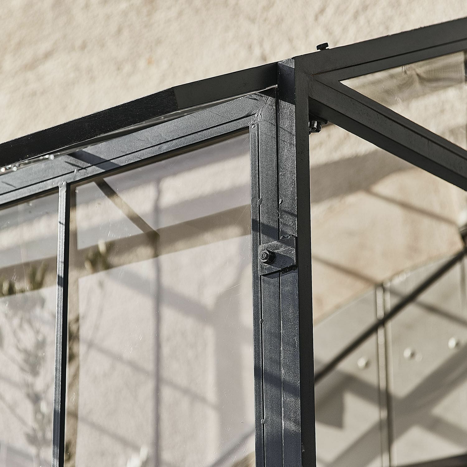 Schwarzer Metallrahmen mit klarem Glas, modernes Design und langlebiges Material