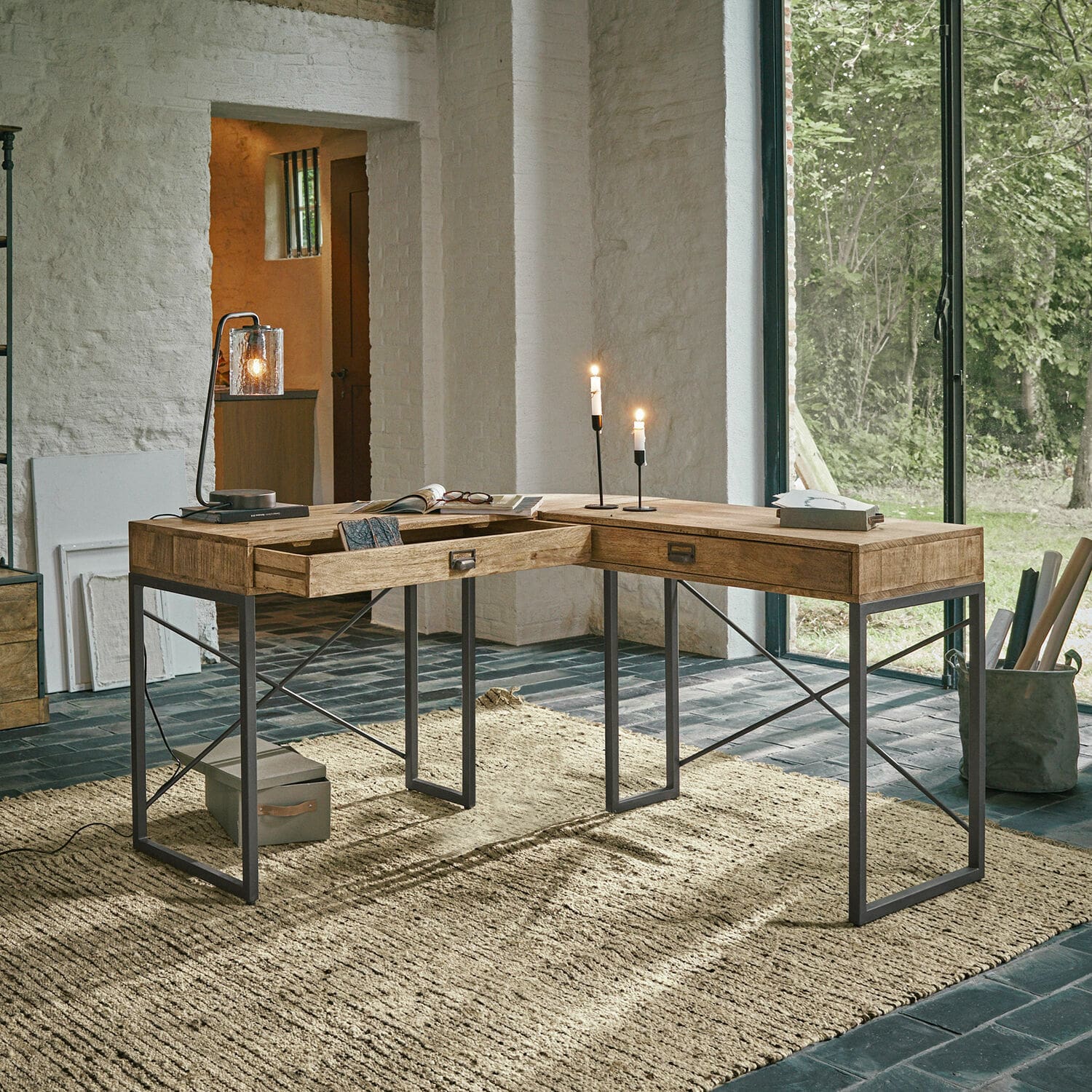 Eckschreibtisch aus Holz und Metall in Naturfarben, moderner Industrie-Style Arbeitsplatz