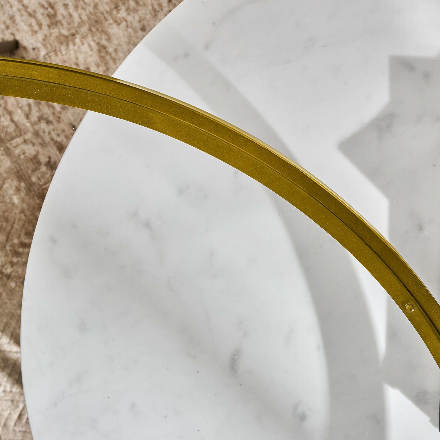 Weißer Marmortisch mit goldfarbenem Metallrand, modernes Möbeldesign