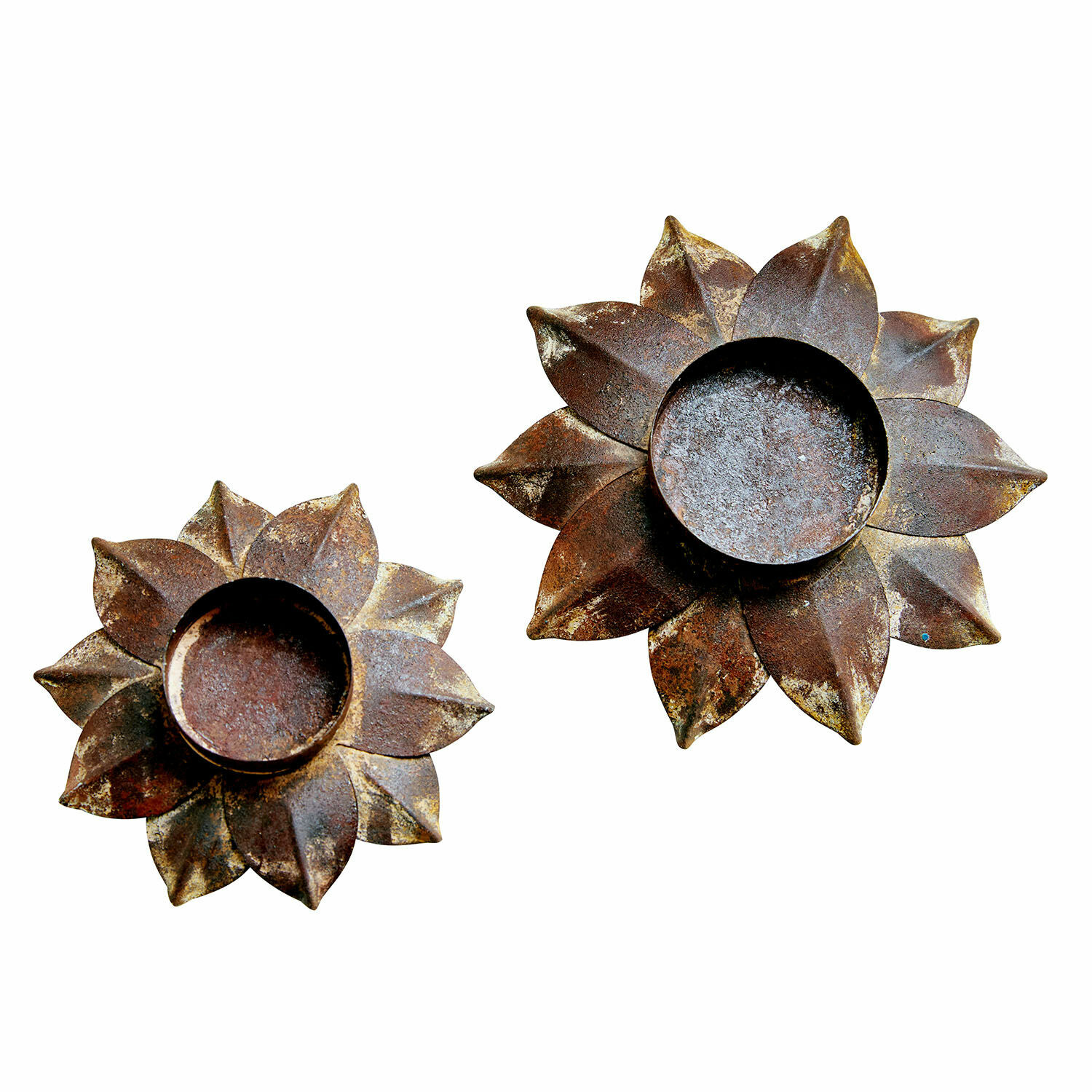 Set aus zwei rostfarbenen Metall-Kerzenhaltern in Blumenform für Wohnraumdekoration