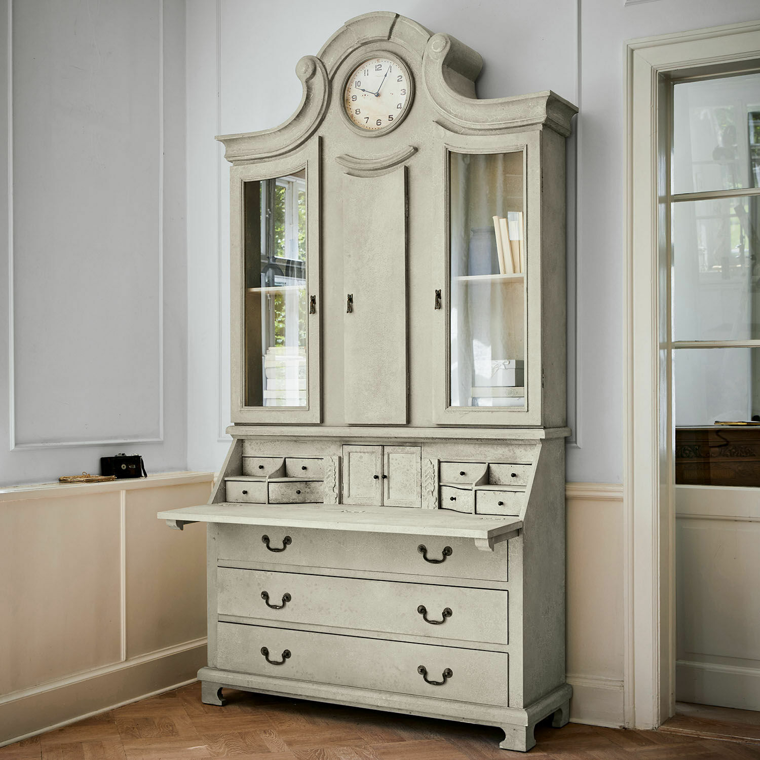 Grauer Holzschrank mit Uhr und Schubladen im Vintage-Stil für Aufbewahrung und Dekoration