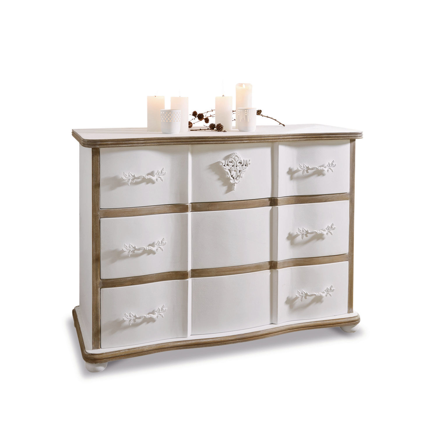 Weiße Holzkommode mit dekorativen Griffen und braunen Details, Vintage-Stil für Wohnzimmer