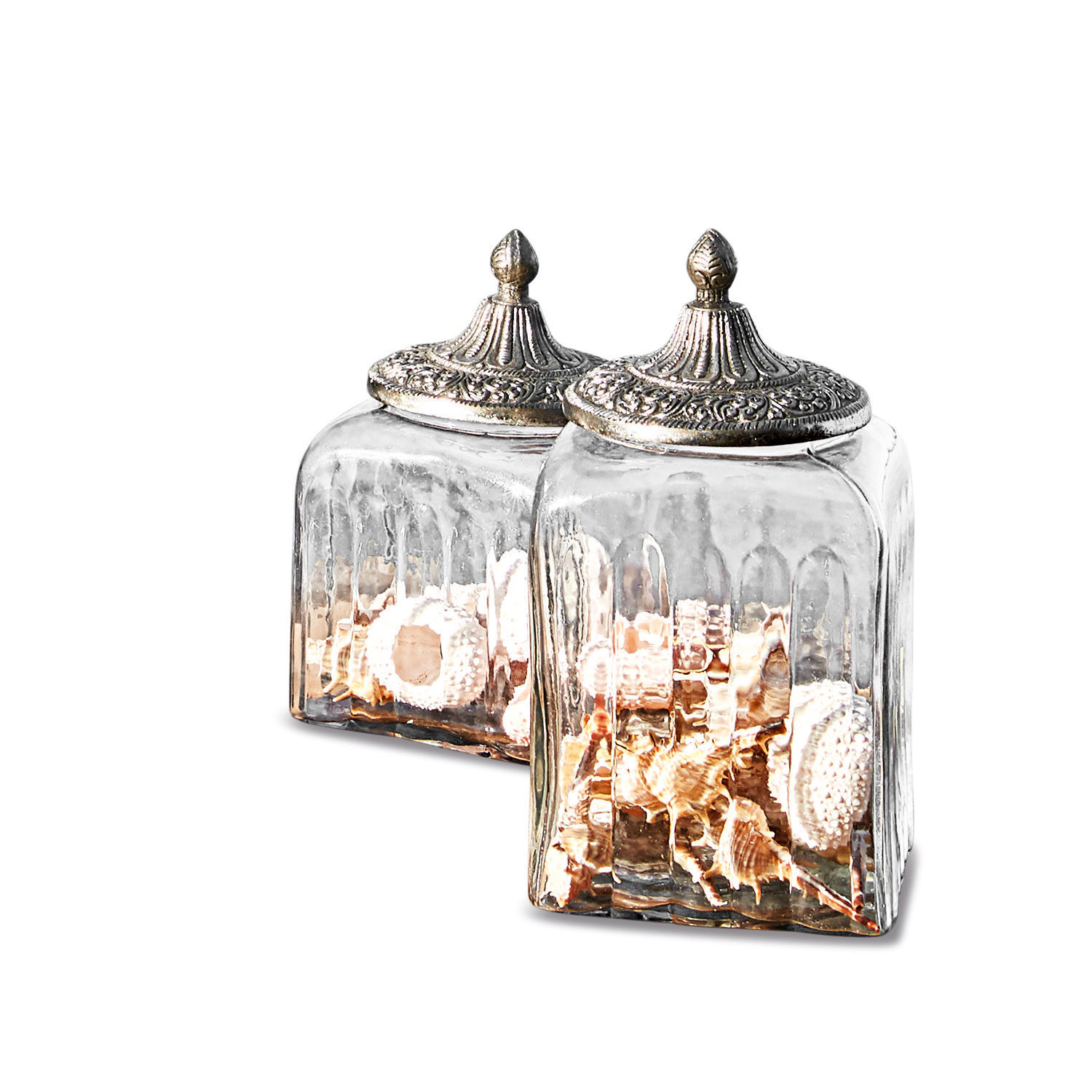Gläser mit verzierten Metalldeckeln und Muscheln innen, dekoratives Wohnaccessoire