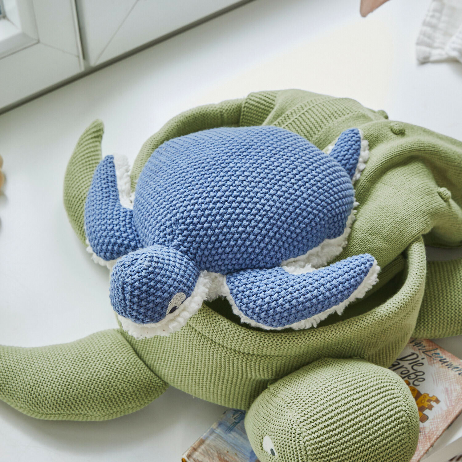 Stofftier Lomencia Weiches gestricktes Schildkröten-Spielzeug aus grünem und blauem Baumwollgarn, perfekt für Kinderzimmer