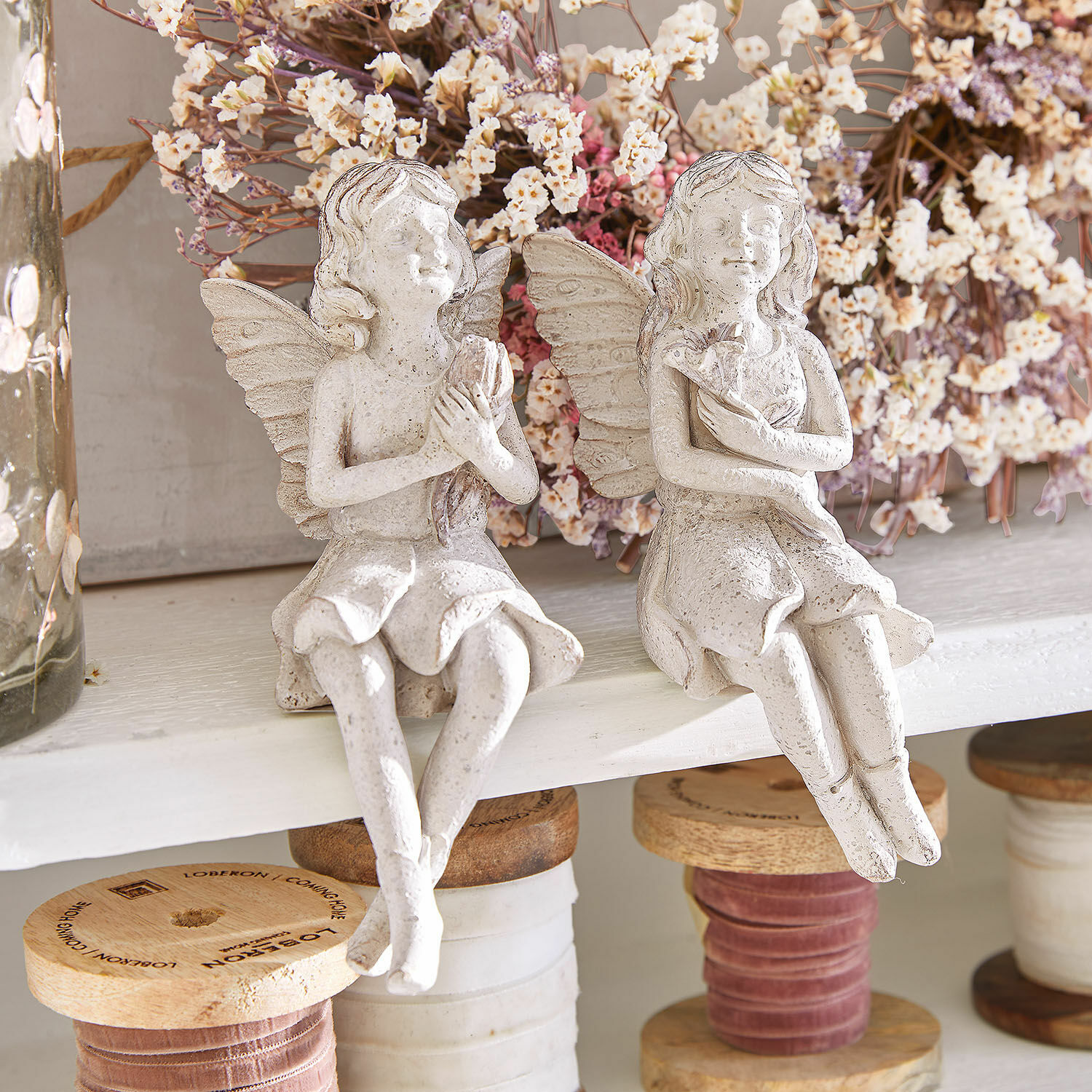 Figur 2er Set Zafarin Dekorative cremefarbene Engel-Figuren aus Material auf Regal mit Blumen und Garnspulen