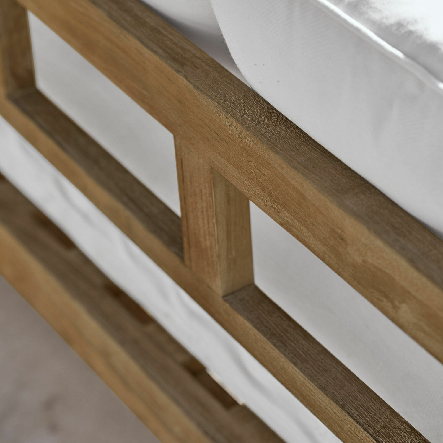 Detail eines Bettrahmens aus naturfarbenem Holz mit weißer Matratze, Schlafzimmermöbel