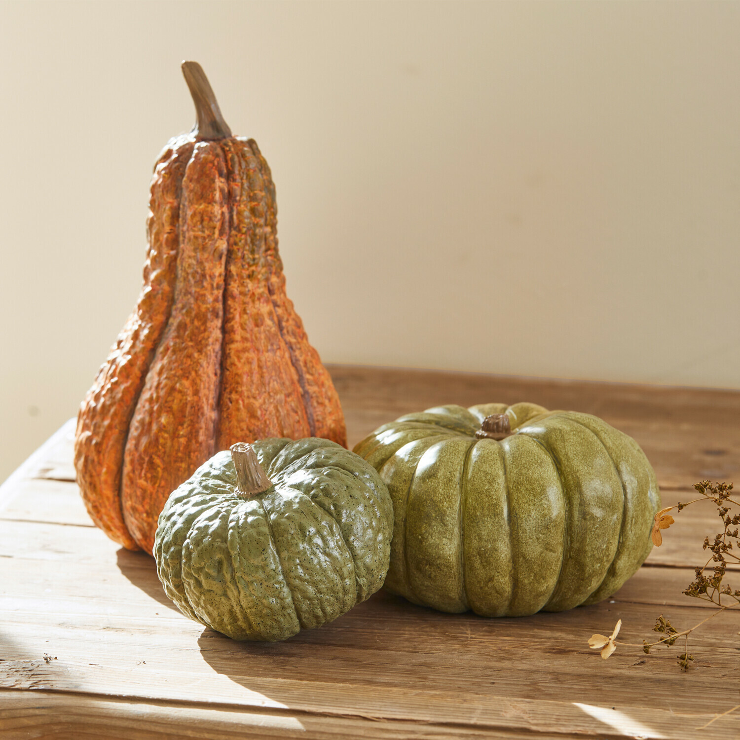 Deko-Kürbis 3er Set Raliven Dekorative grüne und orange Kürbisse auf einem Holztisch, herbstliche Dekoration