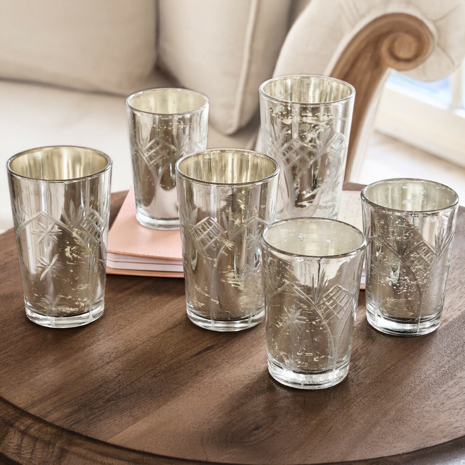 Windlichter 6er Set Latona Set aus sechs gravierten Glas-Teelichthaltern mit silberner Innenbeschichtung auf Holztisch