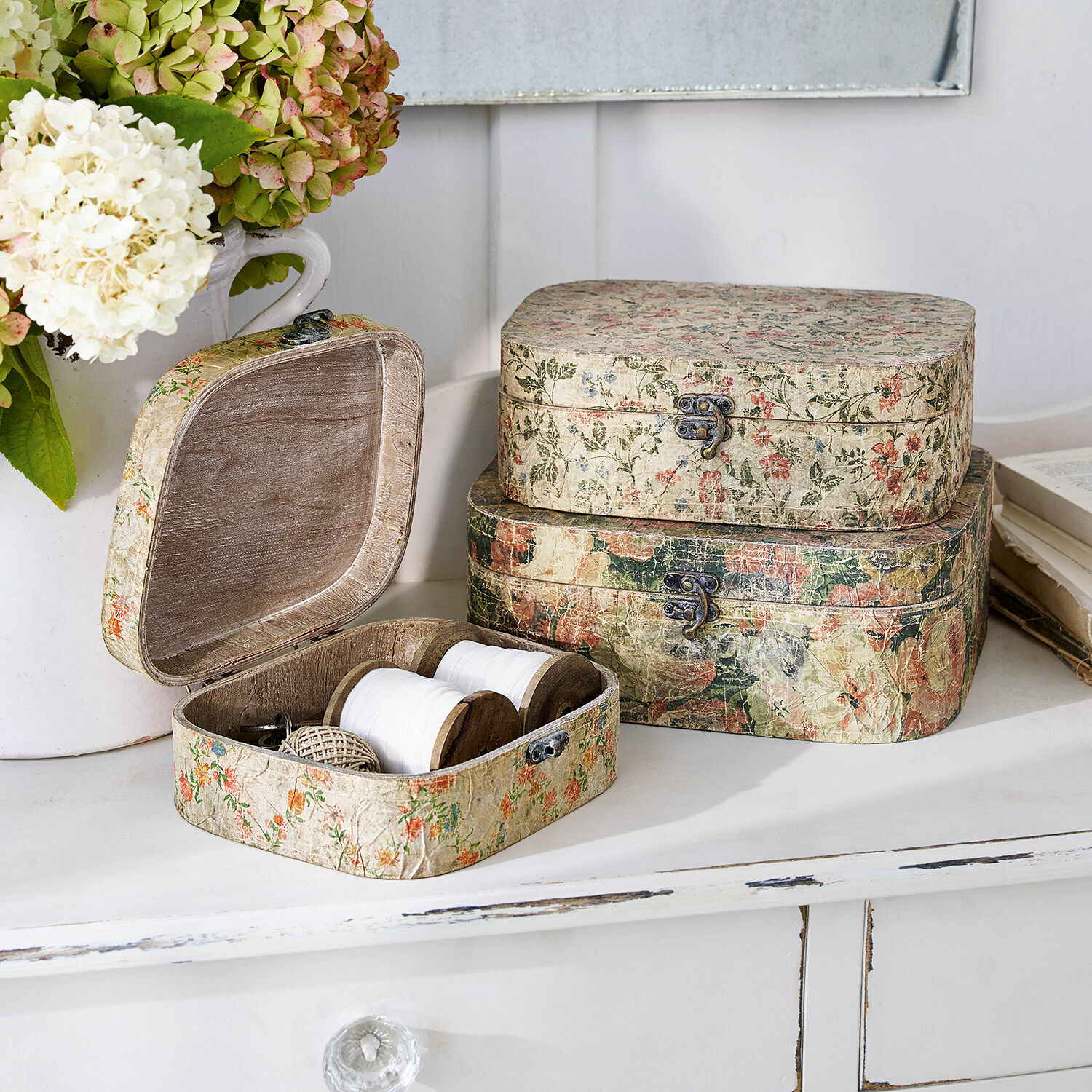 Set aus drei dekorativen Holz- und Papierboxen mit floralem Vintage-Muster für Wohnkultur
