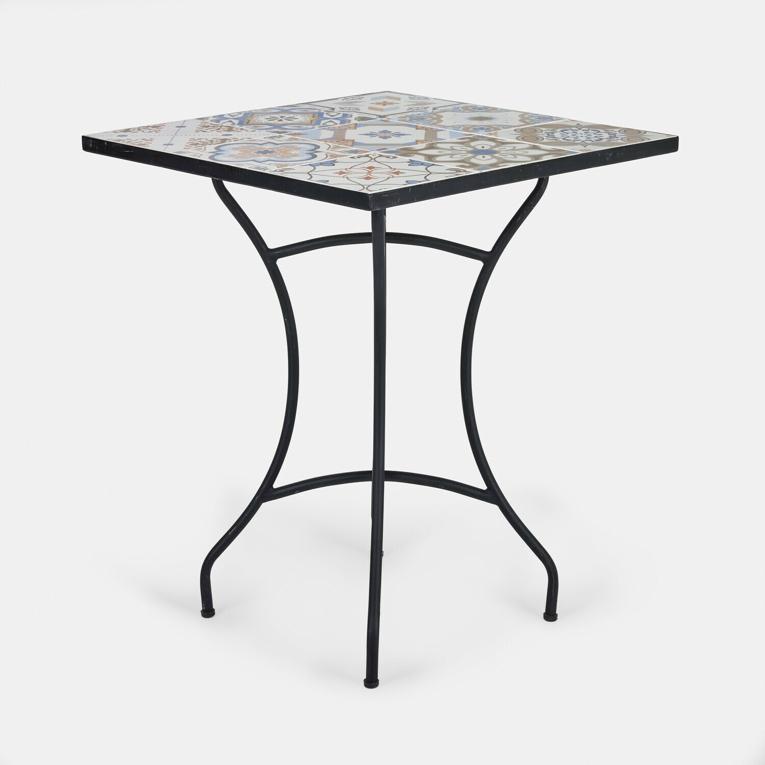 Quadratischer Tisch mit schwarzem Metallgestell und farbig gemusterter Keramikplatte