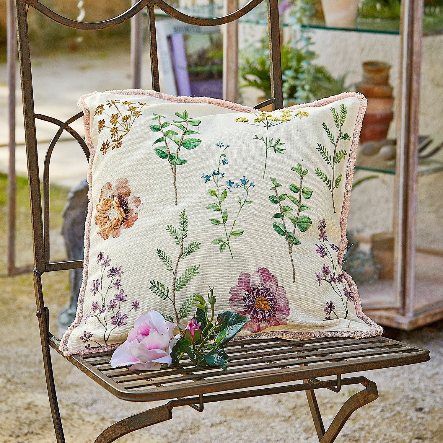 Kissenhülle Fahzoura Dekoratives Baumwollkissen in Creme mit Pflanzenmuster und rosa Fransen für Gartenmöbel