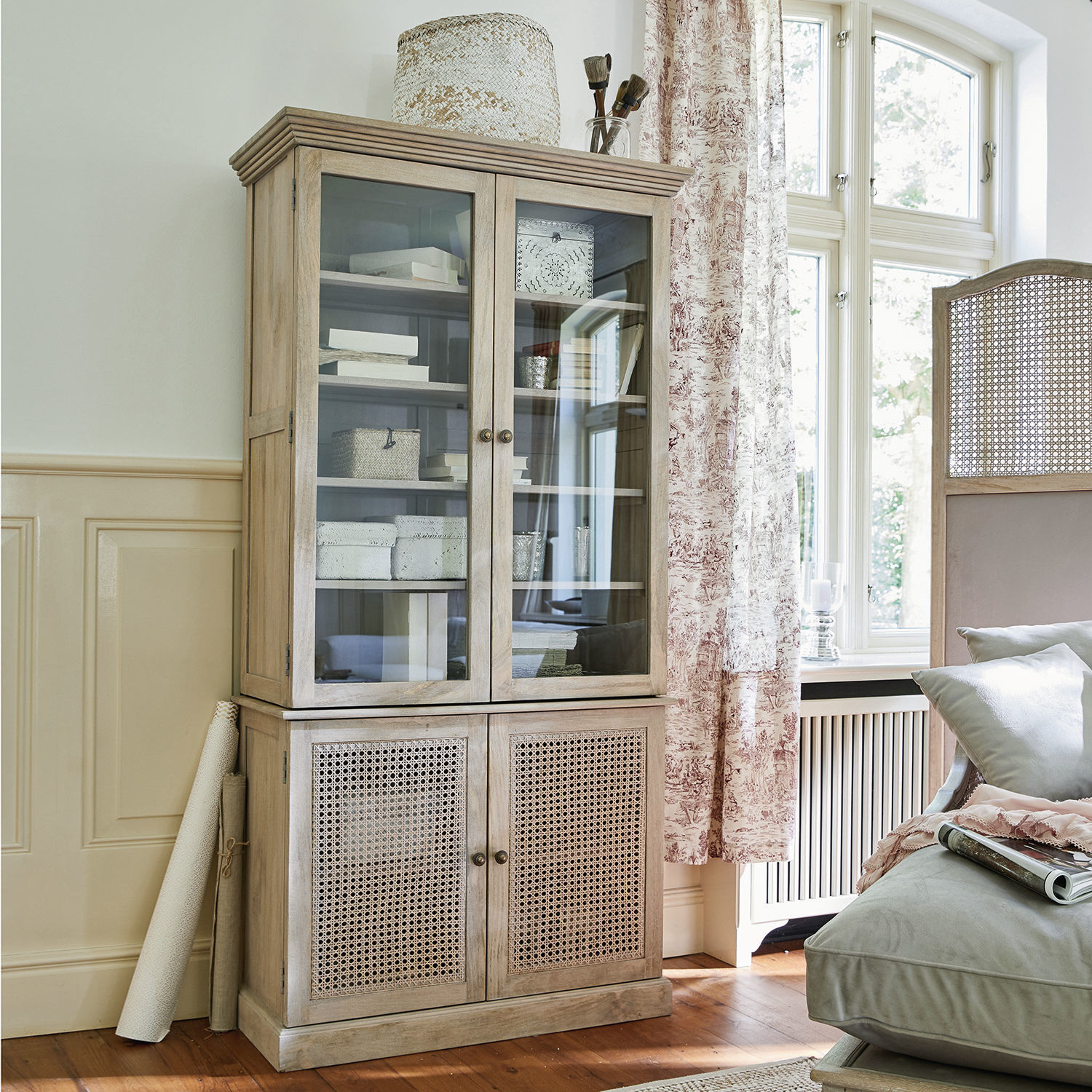 Schrank Dronne Helle Holzvitrine mit Glastüren und geflochtenen Türen für stilvolles Wohnzimmer