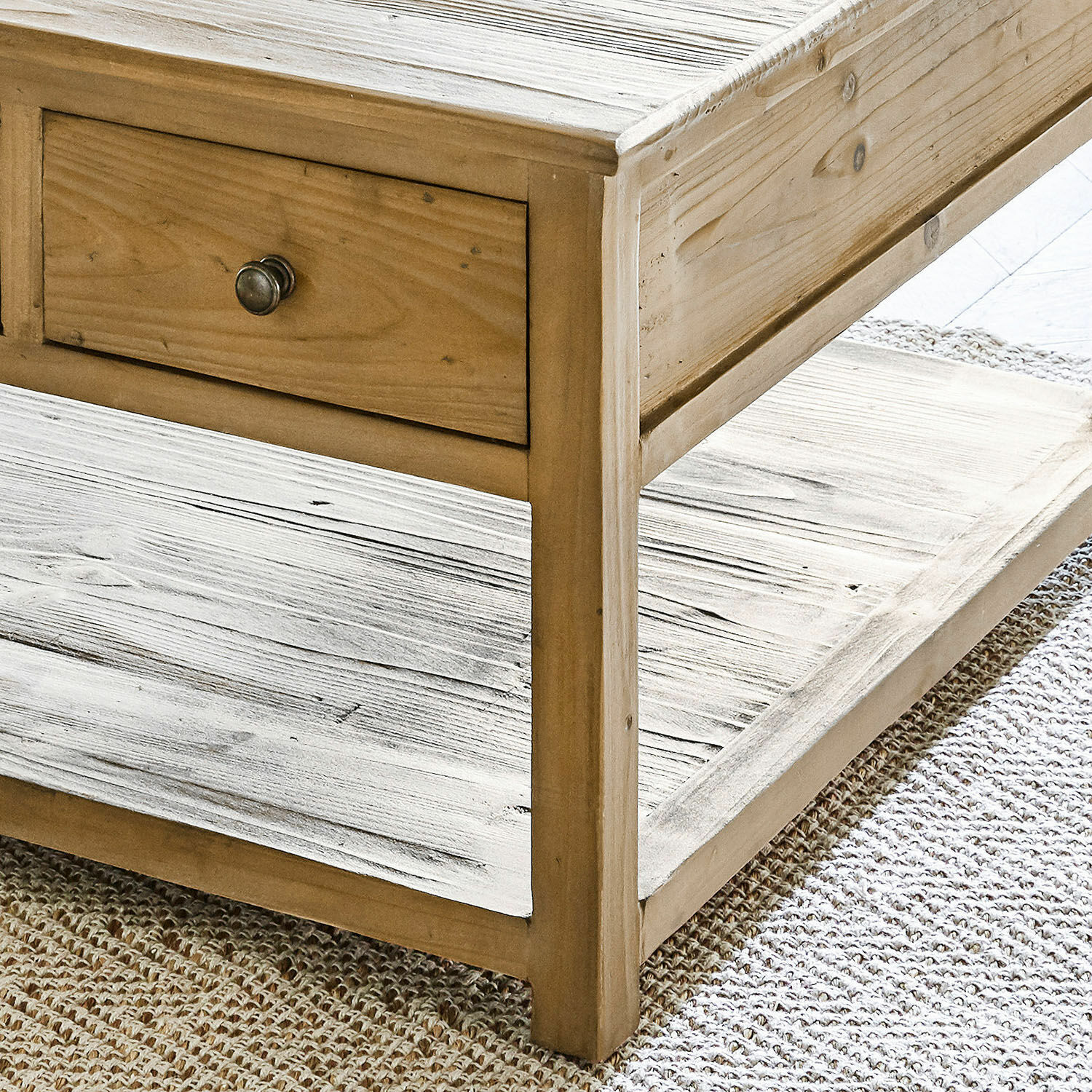 Holz-Couchtisch mit Schublade und Ablage in Naturfarbe auf Teppich, Wohnzimmermöbel