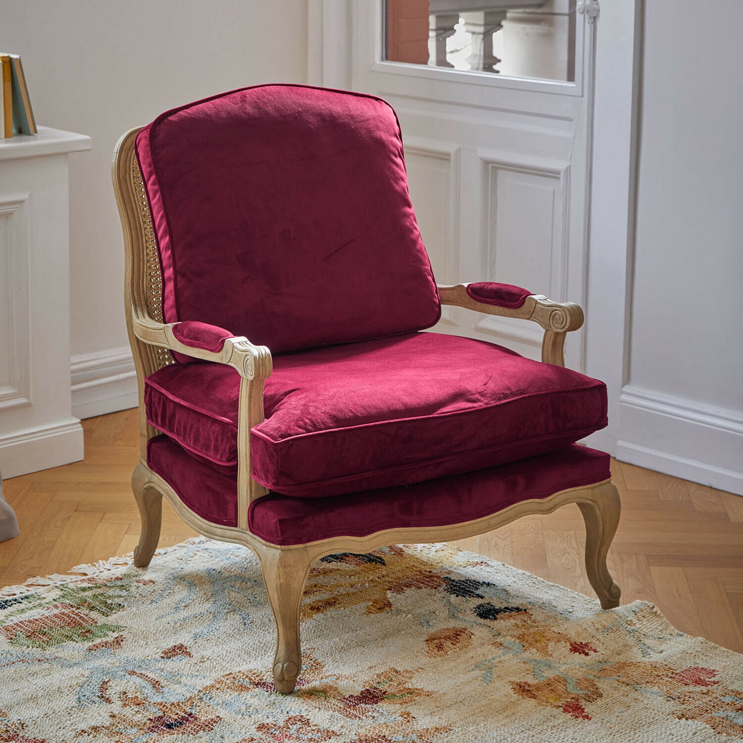Sessel Corlay Sessel aus hellem Holz mit bordeauxroten Samtkissen, klassischer Stil und Komfort