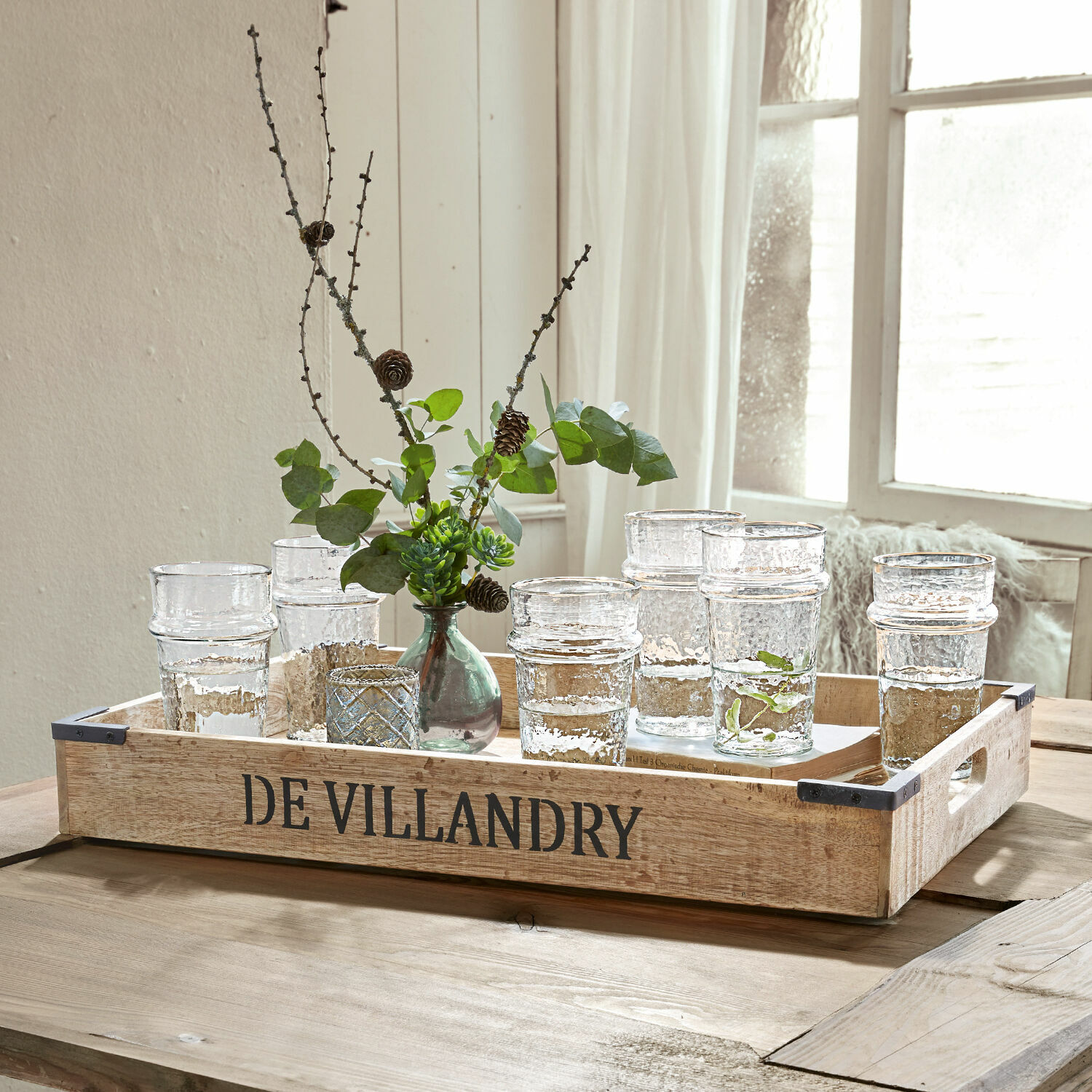 Tablett Villandry Holztablett DE VILLANDRY mit klaren Gläsern und grünen Zweigen auf hellem Holztisch