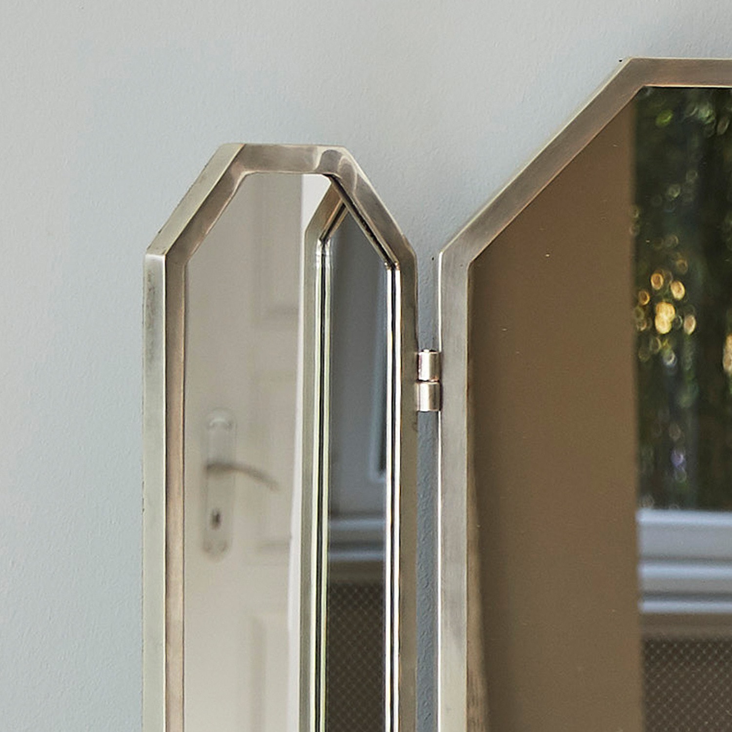 Zweipaneliger Spiegel mit silbernem Metallrahmen für stilvolle Wohnraumdekoration