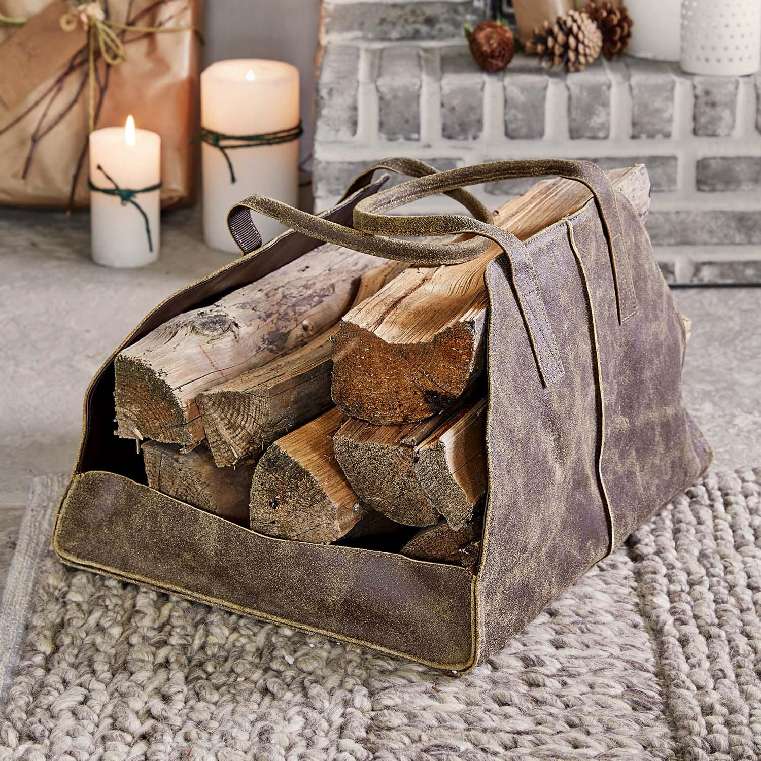 Braune Wildledertasche zum Tragen von Kaminholz auf grauem Teppich vor dem Kamin