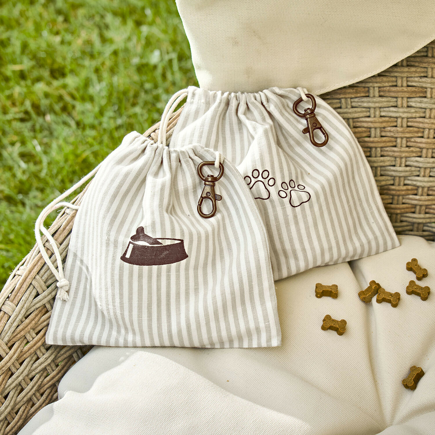 Beige gestreifte Baumwollbeutel mit Fressnapf- und Pfotenmotiv zur Aufbewahrung von Hundeleckerlis