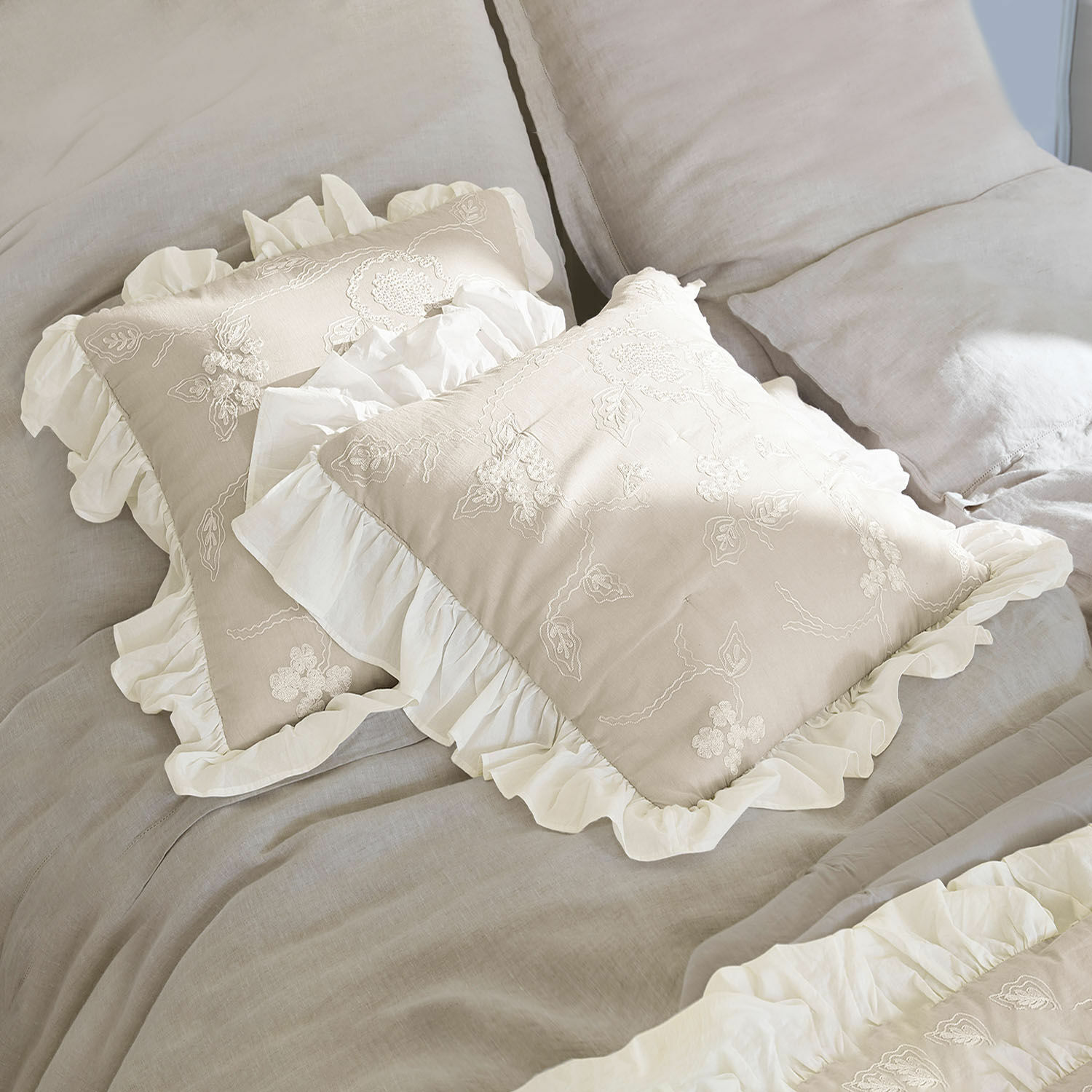 Kissenhülle 2er Set Clarissa Beige Leinen-Kissenhülle mit weißem Volant und Stickerei, Schlafzimmerdeko