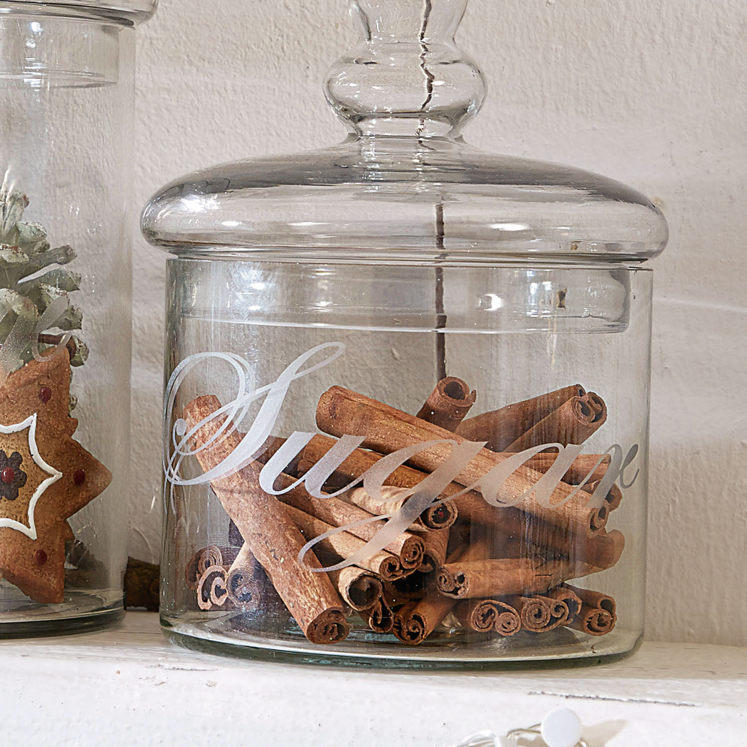 Glasbehälter mit Deckel und Schriftzug Sugar, gefüllt mit braunen Zimtstangen, Küchen-Dekoration