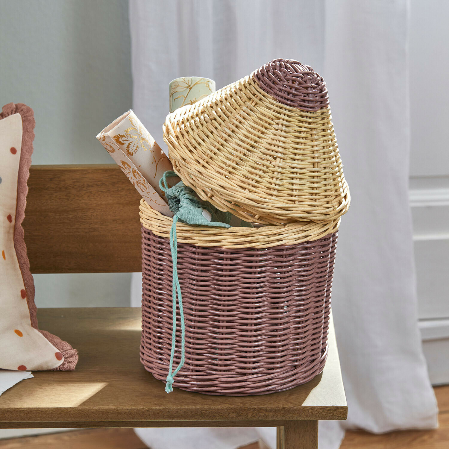 Korb Sønvik Zweifarbiger Rattankorb in Beige und Rosa mit Deckel, ideal zur Aufbewahrung von Dekorationen und Kleinteilen