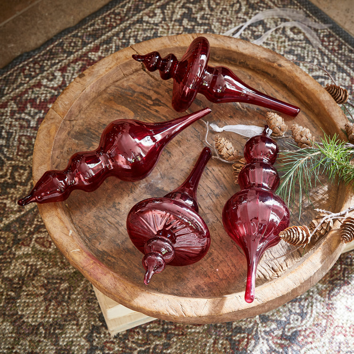 Anhänger 4er Set Camorita Vier rote Glas-Weihnachtsornamente auf einem Holztablett mit Tannenzapfen und Zweig