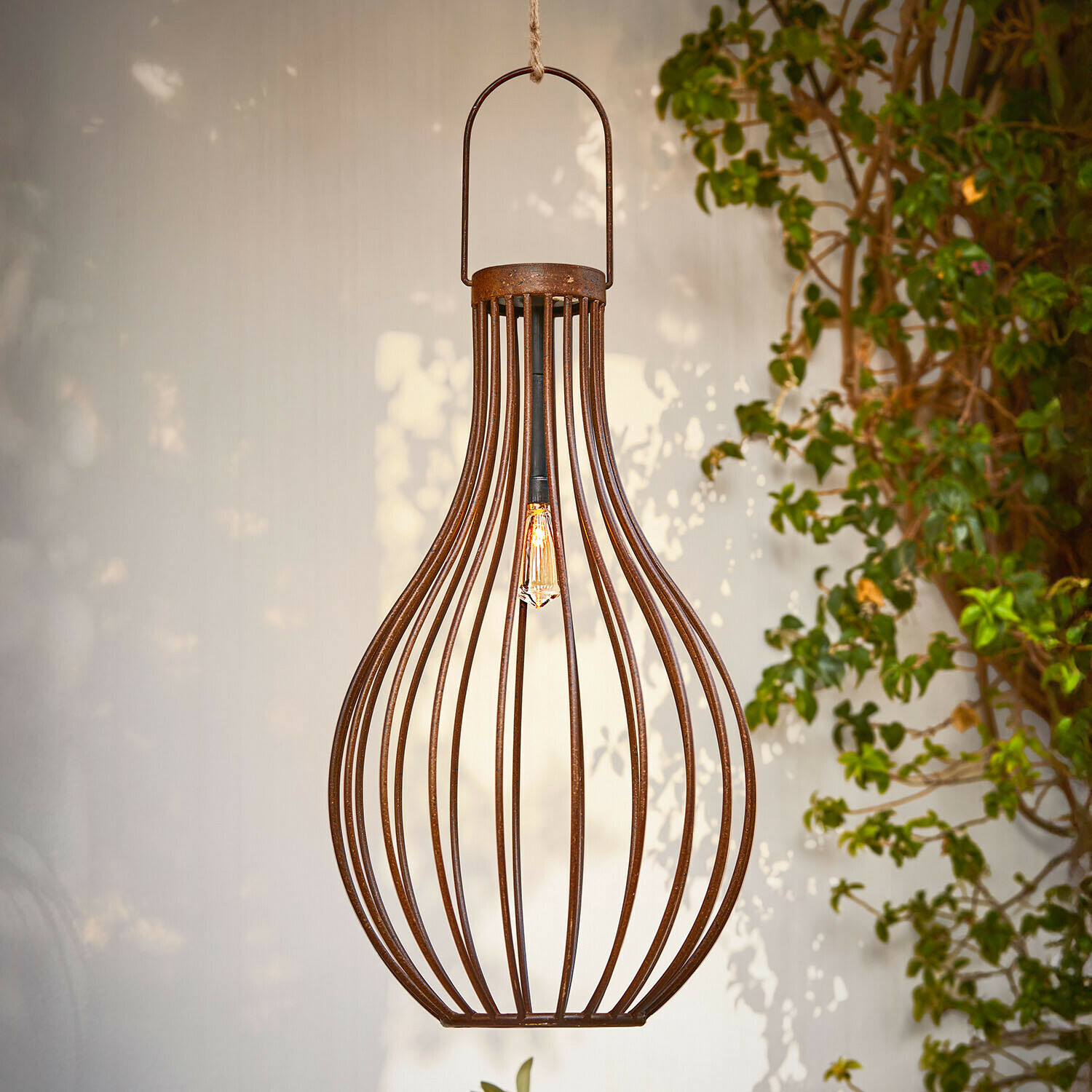 Solar-Laterne Falirah Hängende Lampe aus rostigem Metall in Birnenform mit sichtbarer Glühbirne, dekorative Gartenleuchte