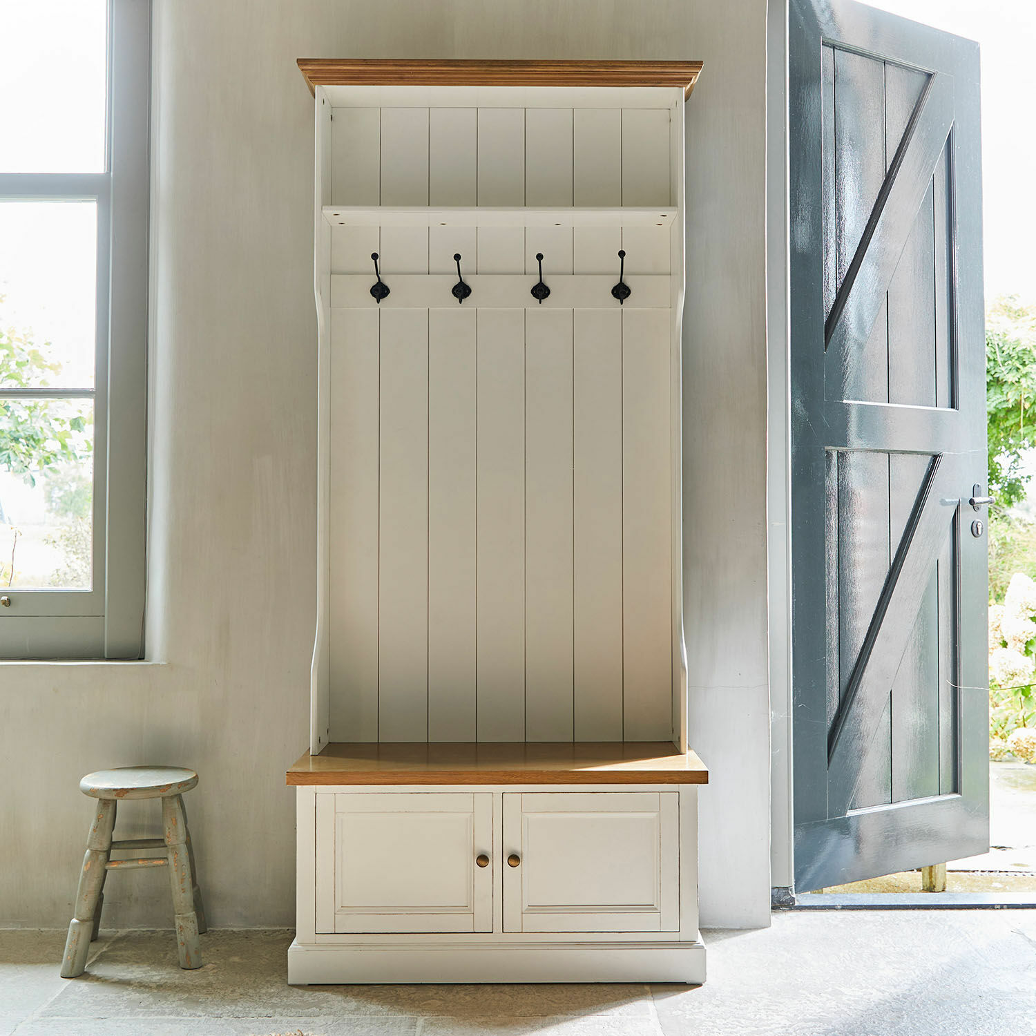 Weiße Holz-Garderobe mit Haken und hellem Holzablagebrett für den Flur