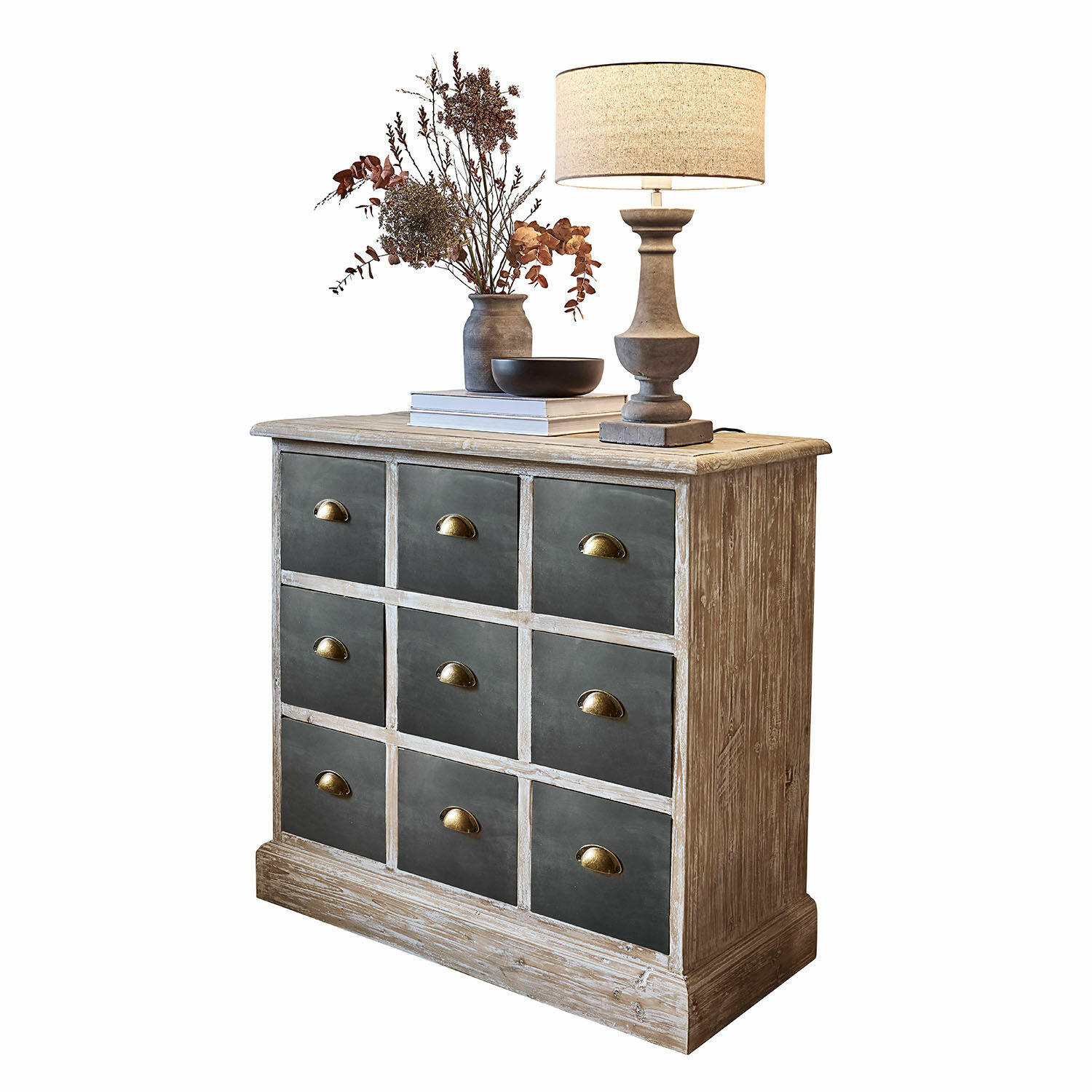 Vintage Kommode aus Holz und Metall mit 9 Schubladen und Messinggriffen, dekoriert mit Lampe und Vase