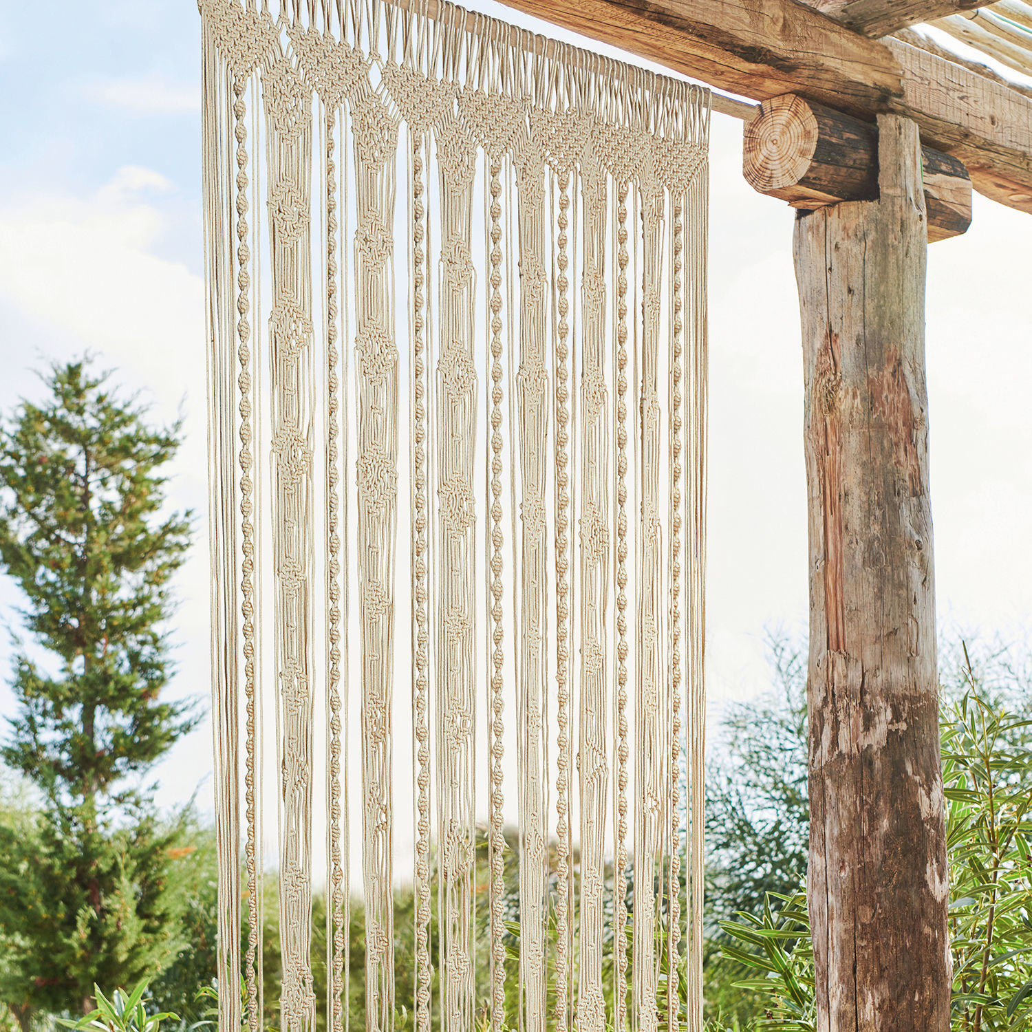 Gardine Arjun Beige Baumwoll-Makramee an Holzkonstruktion hängend, Wanddekoration für Innen- und Außenbereich