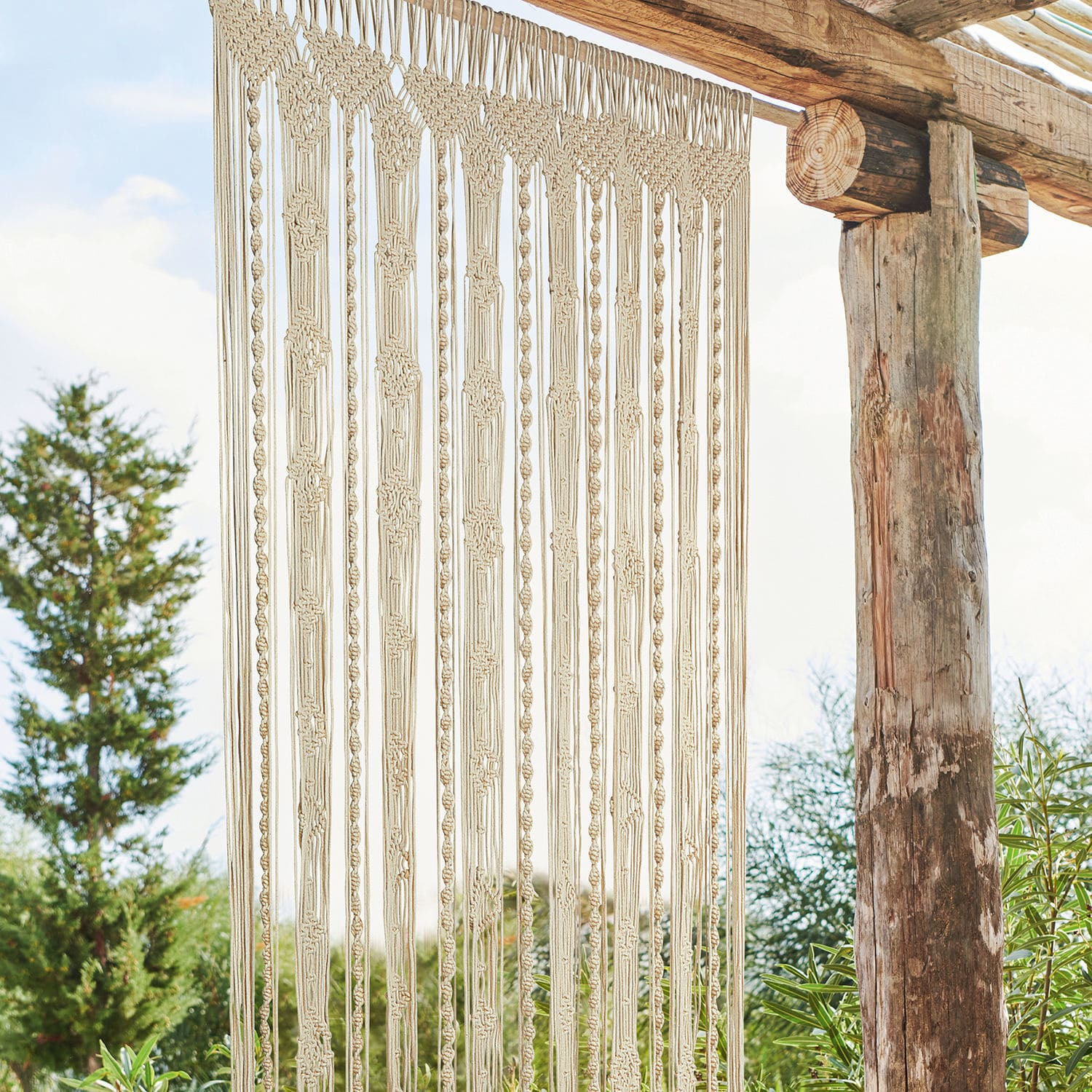Gardine Arjun Beige Baumwoll-Makramee an Holzkonstruktion hängend, Wanddekoration für Innen- und Außenbereich