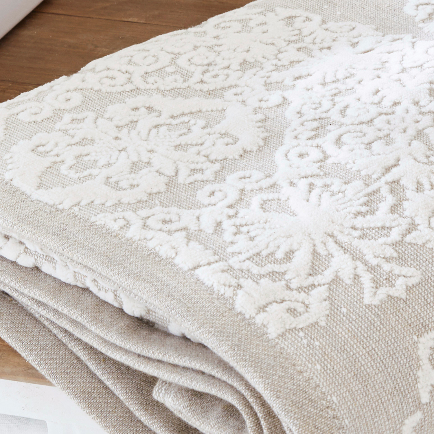 Beige Decke mit weißem, weichem Muster, dekorativer und gemütlicher Wohntextil-Akzent