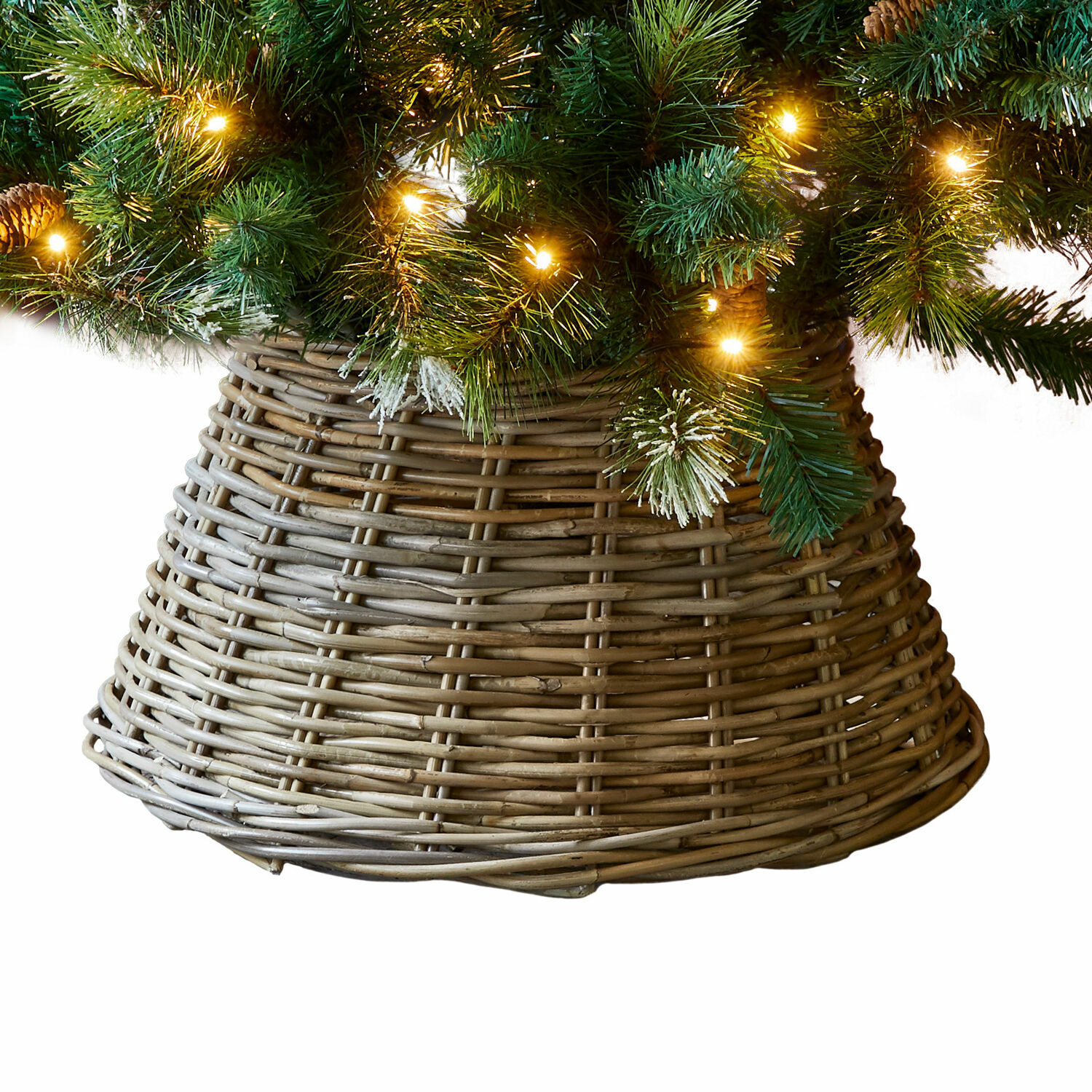 Weihnachtsbaum-Umrandung Kiente Natürlicher Korbständer aus Weide mit grünen Zweigen und warmweißen LED-Lichtern