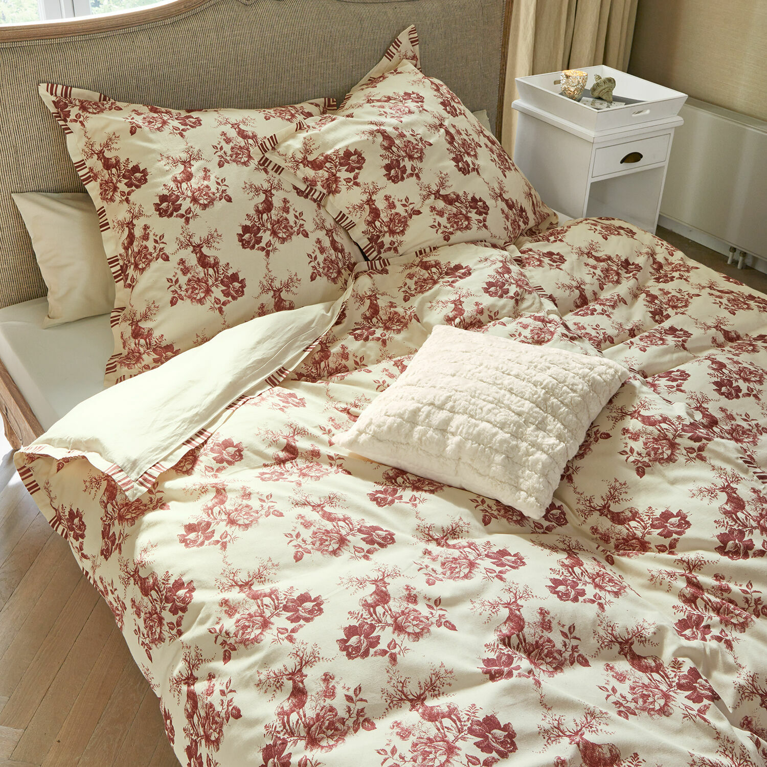 Bettwäsche Renique Bettwäsche aus Baumwolle in Creme mit rotem Hirsch- und Blumenmuster, dekoratives Kissen auf dem Bett