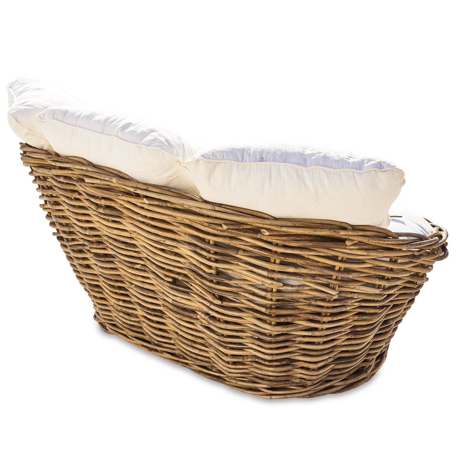 Wiklinersofa mit cremefarbenen Kissen, natürlicher Werkstoff und Farbton, gemütliches Wohnzimmermöbel