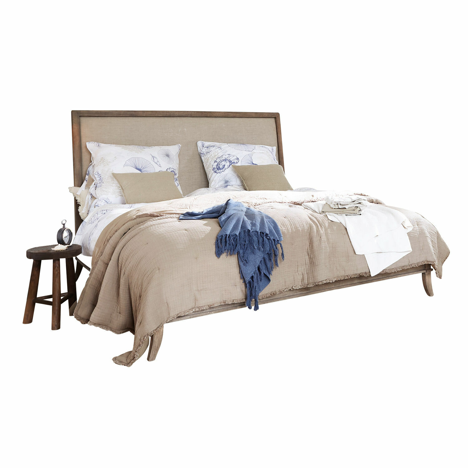Bett mit Holzrahmen und beigem Polsterkopfteil, Bettwäsche und blauem Überwurf
