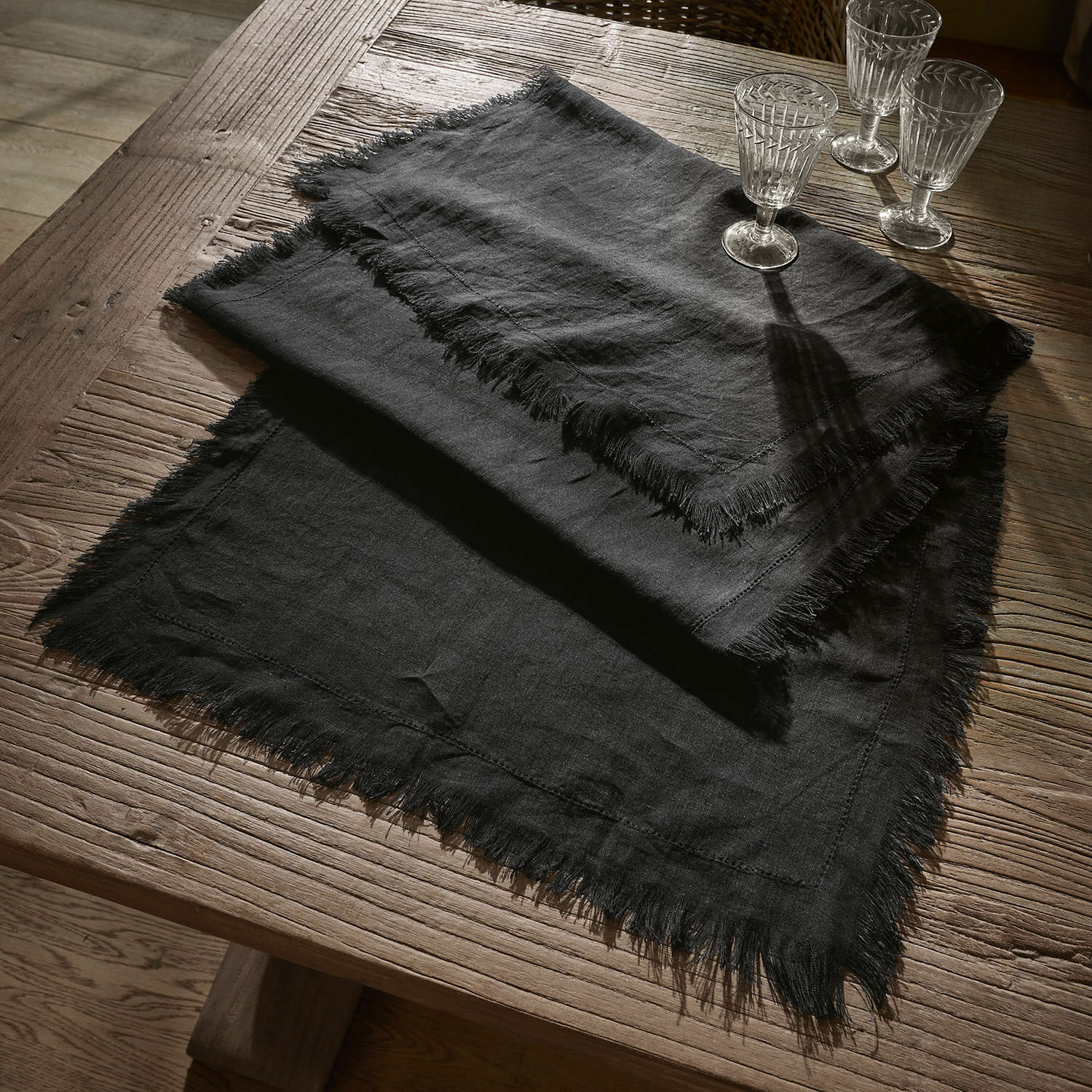 Tischläufer Pibrac Schwarze Leinen-Tischdecke mit Fransen auf Holztisch, stilvolle Tischdekoration