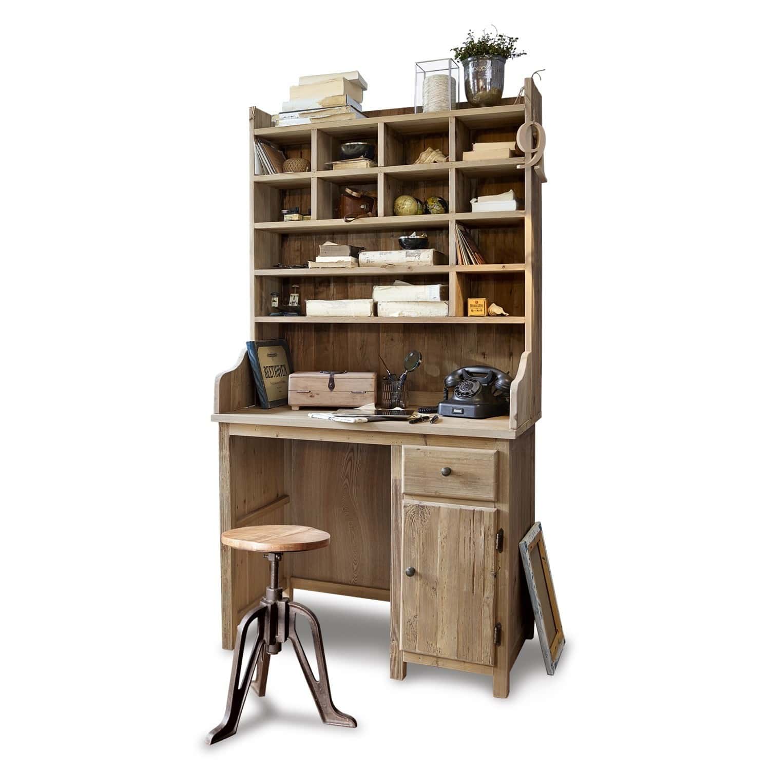 Schreibtisch aus Naturholz mit Regalen, Metallhocker und Vintage-Dekorationen im Landhausstil