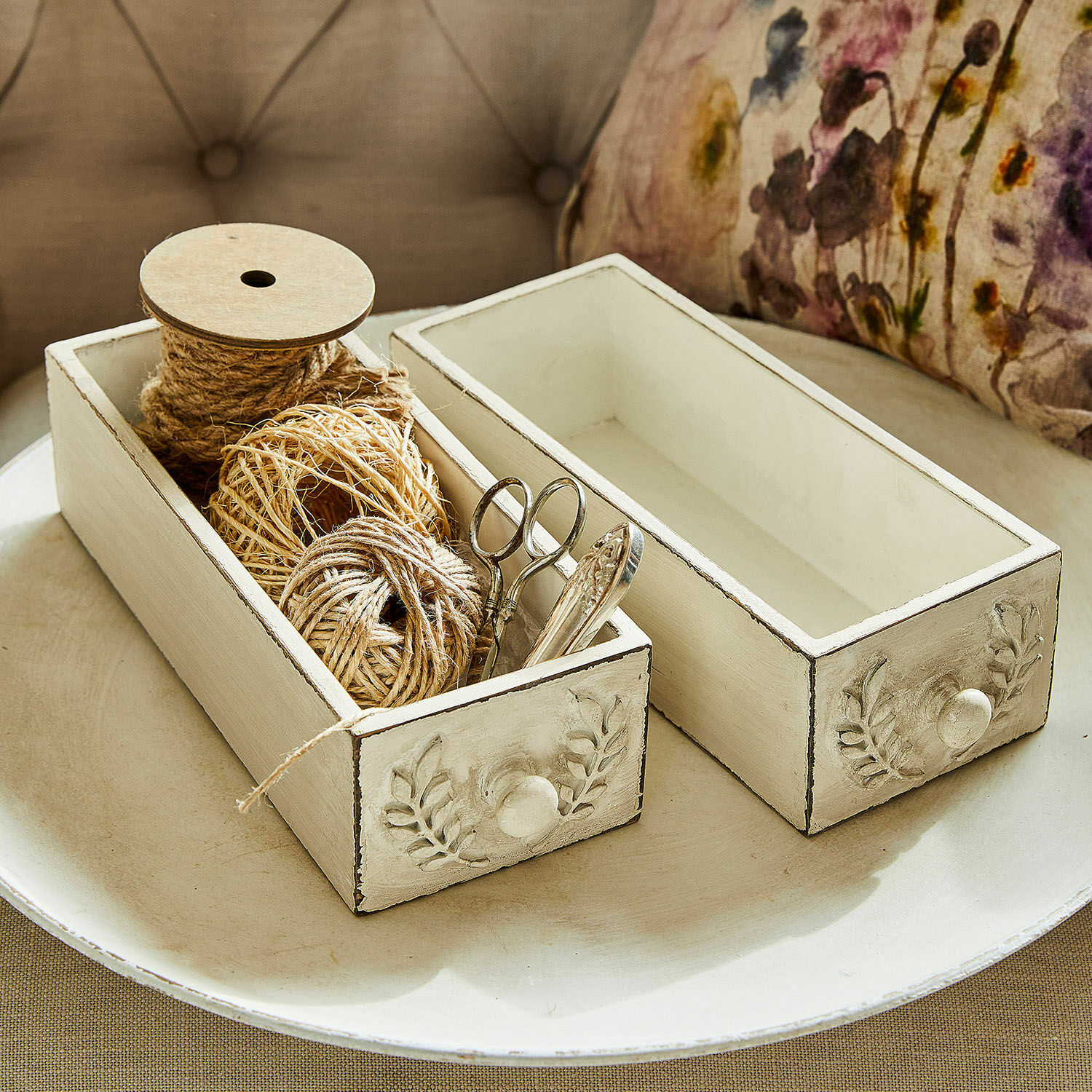 Kremfarbene Holzboxen mit floralem Dekor, ideal zur Aufbewahrung von Schnur und Schere im Haushalt