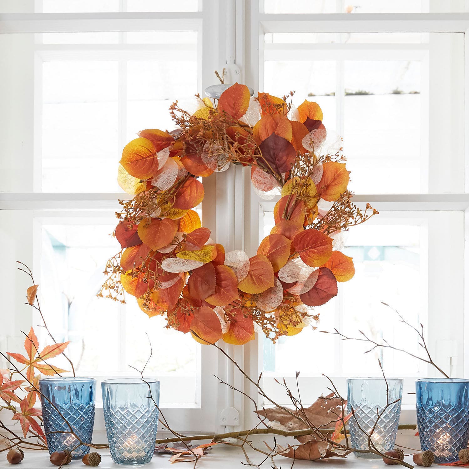 Kranz Savedra Herbstlicher Kranz aus orange und gelben Blättern an weißem Fenster, saisonale Dekoration