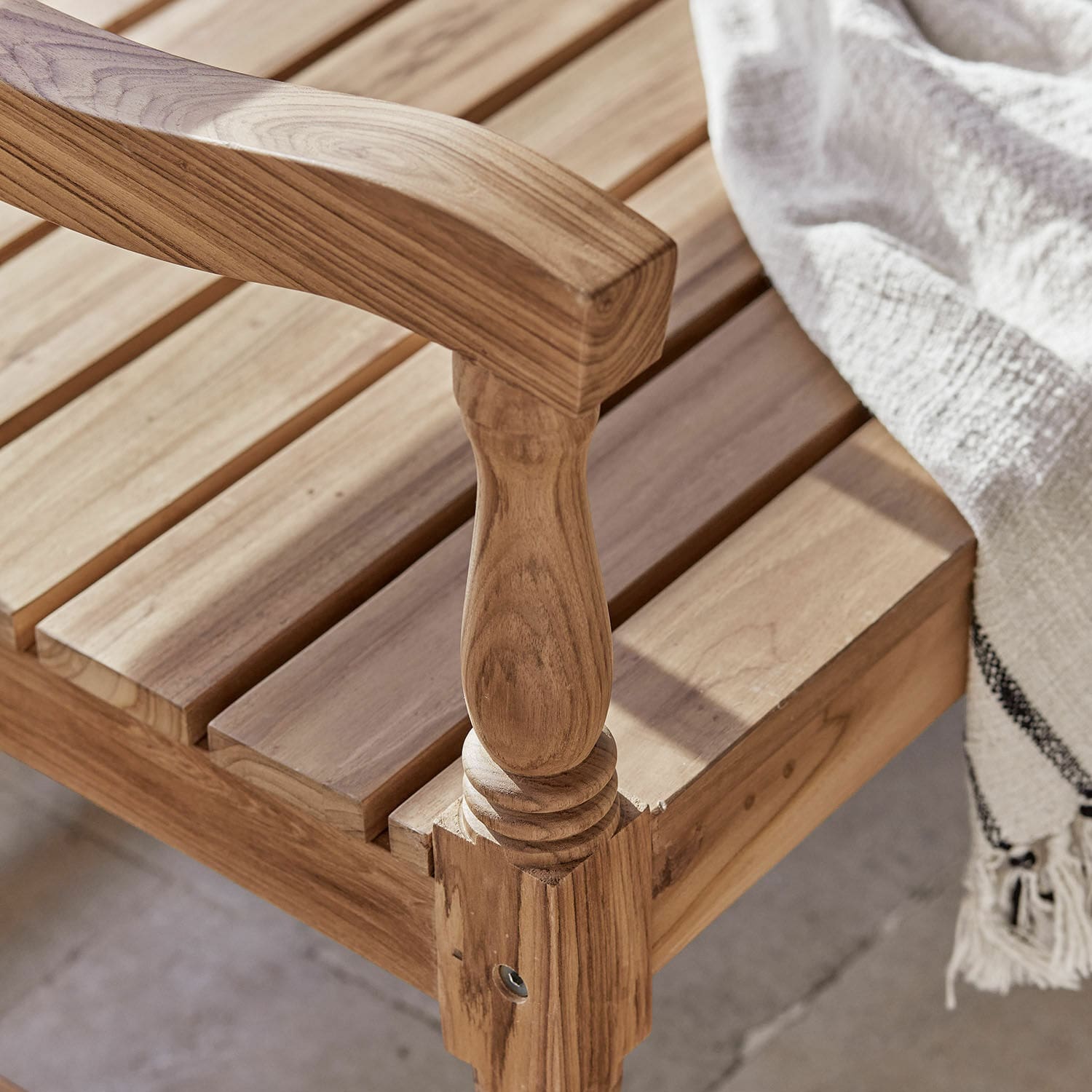 Holzbank mit Armlehne und hellem Stoff, natürliche Maserung, Gartenmöbel aus Holz