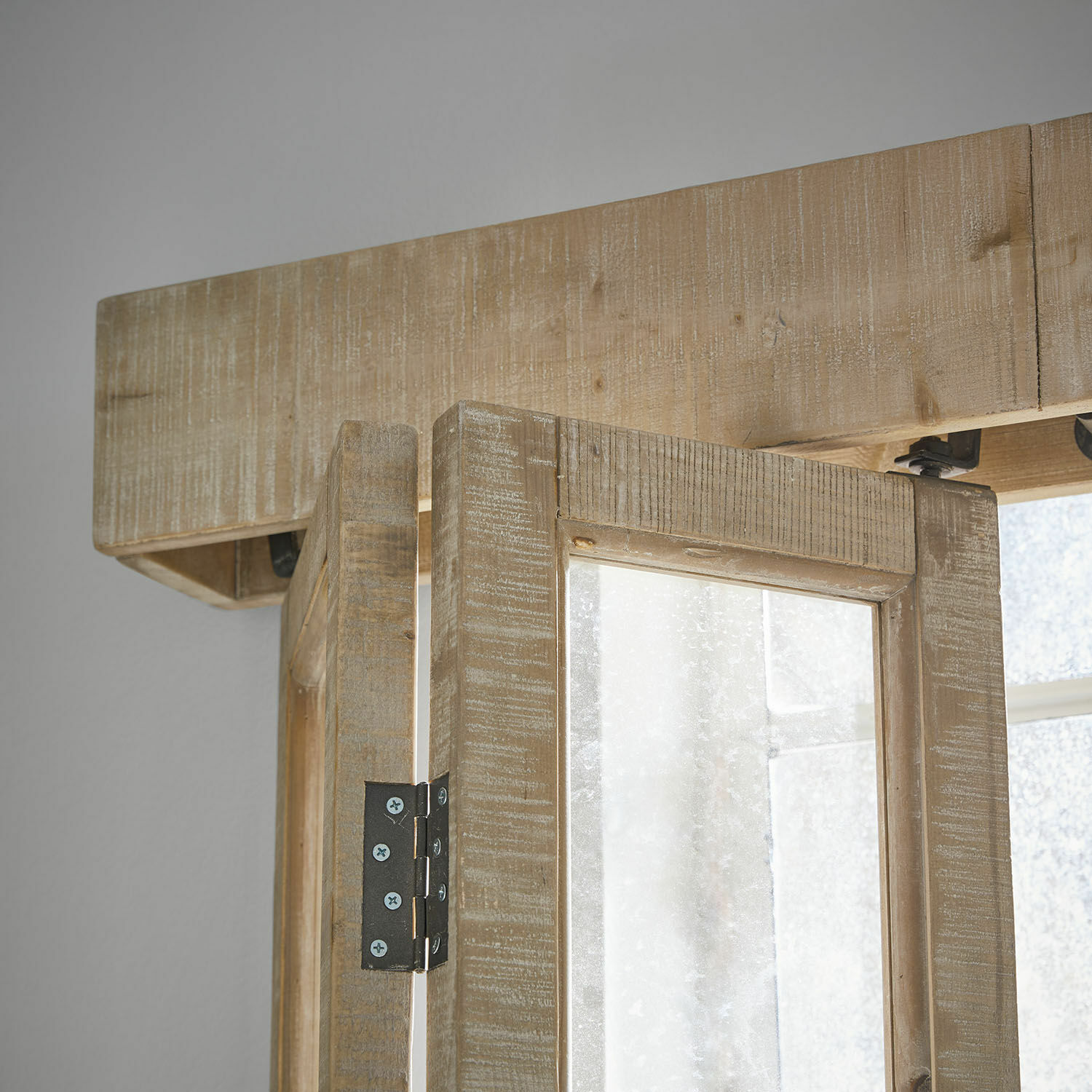 Holzfensterrahmen in hellem Braun mit Metall-Scharnieren und mattiertem Glas für rustikalen Stil