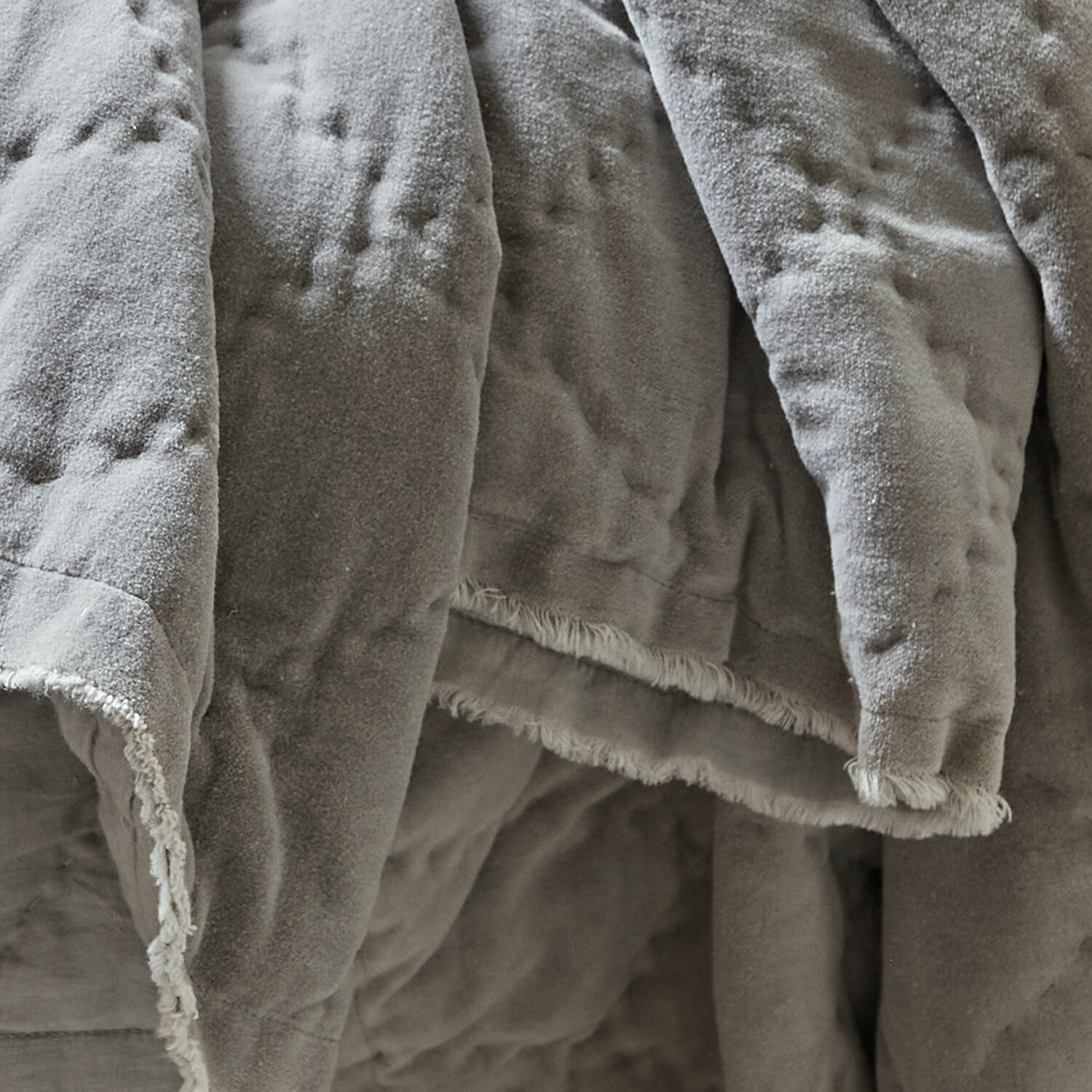 Weiche graue Kuscheldecke aus angenehmem Material mit Fransen, ideal für Wohnraum und Entspannung