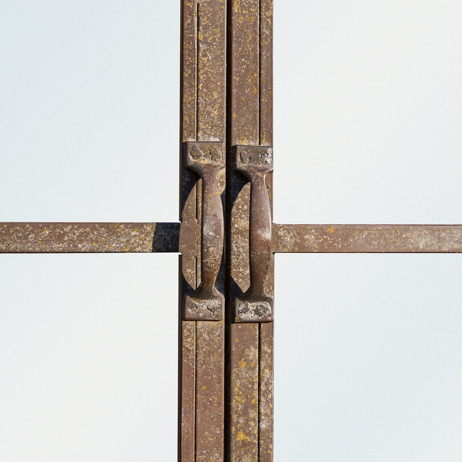 Verrostete Metalltürgriffe an Glastür mit braunem Metallrahmen im Vintage-Stil