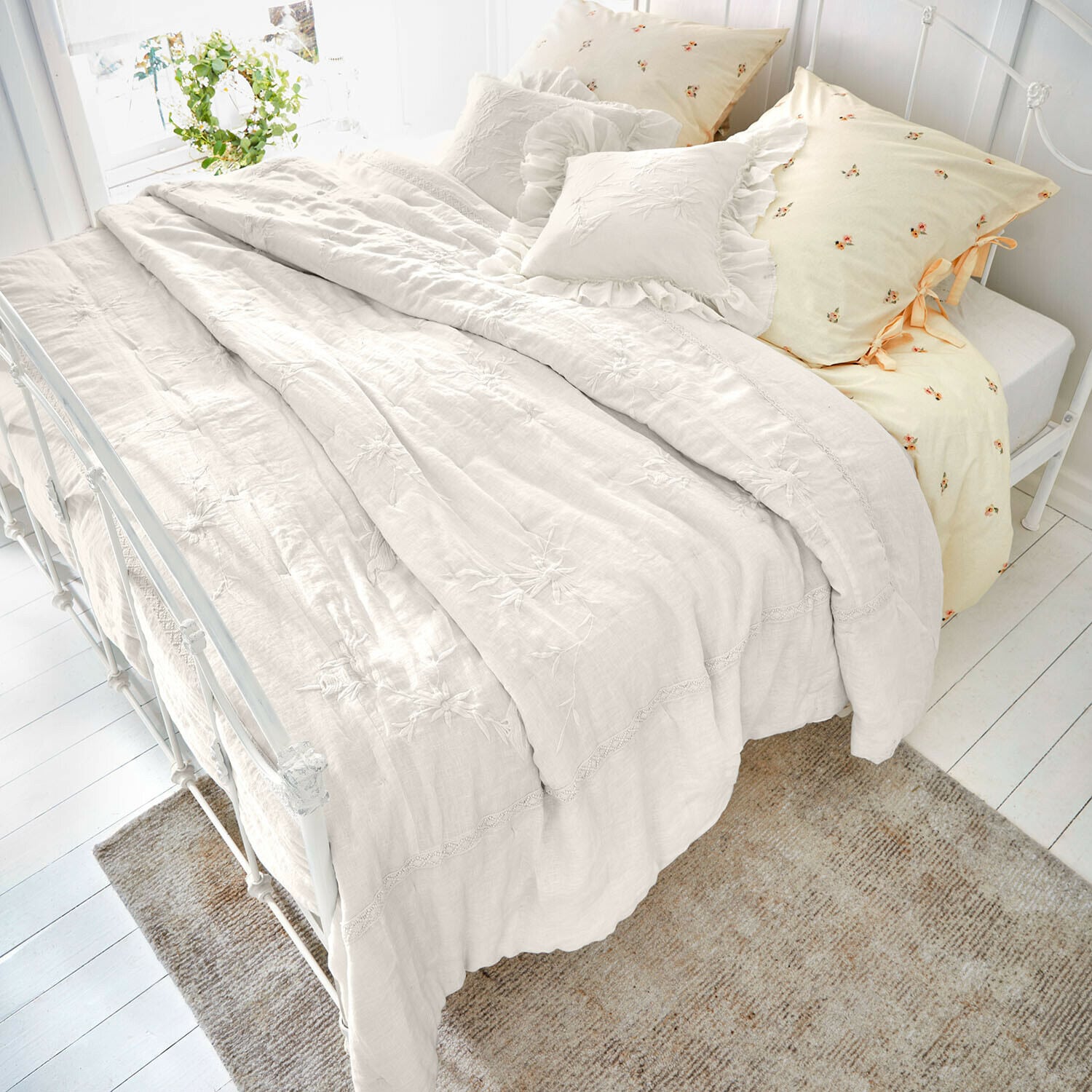 Quilt Norwyn Beige Leinenbettwäsche mit floraler Stickerei und dekorativen Kissen, gemütliche Schlafzimmergestaltung